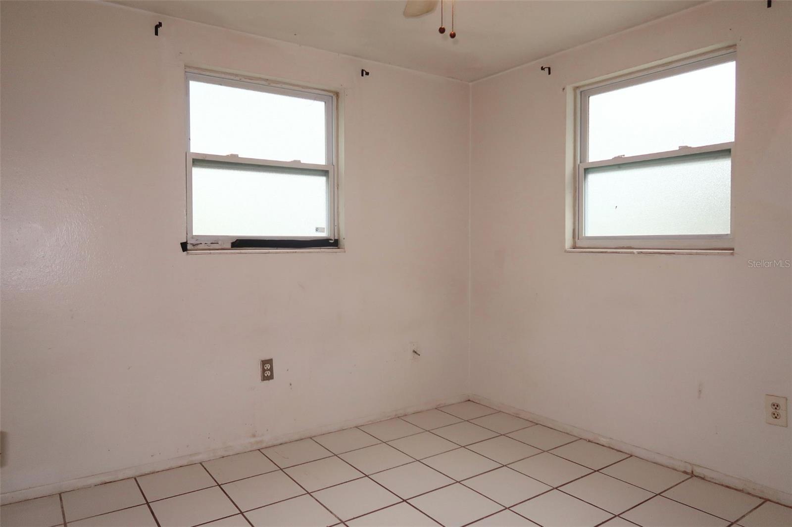 Listing photo id 12 for 4628 58th Avenue N