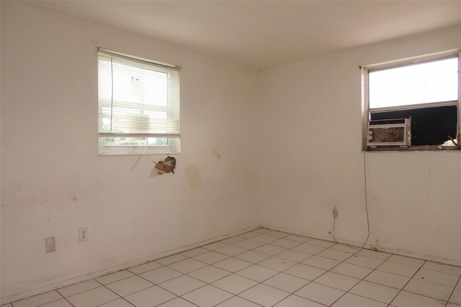 Listing photo id 13 for 4628 58th Avenue N