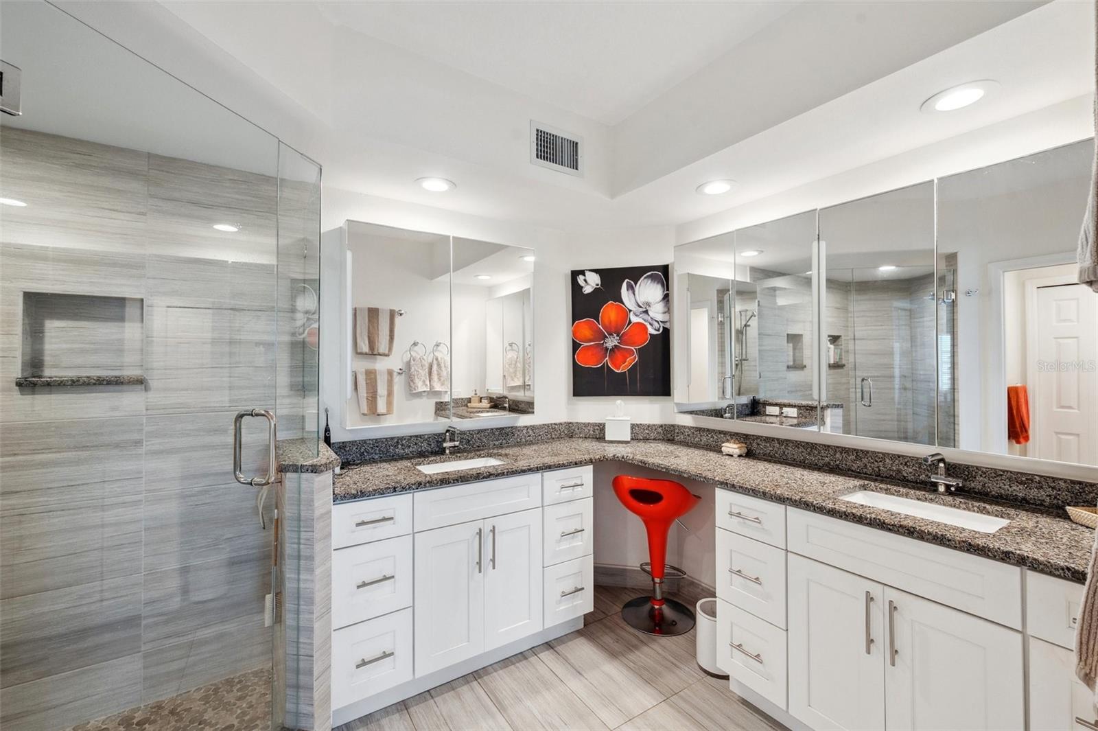 Listing photo id 9 for 1200 Country Club Drive 5506