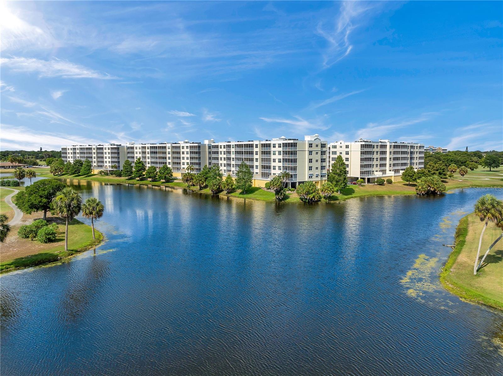 Listing photo id 3 for 1200 Country Club Drive 5506