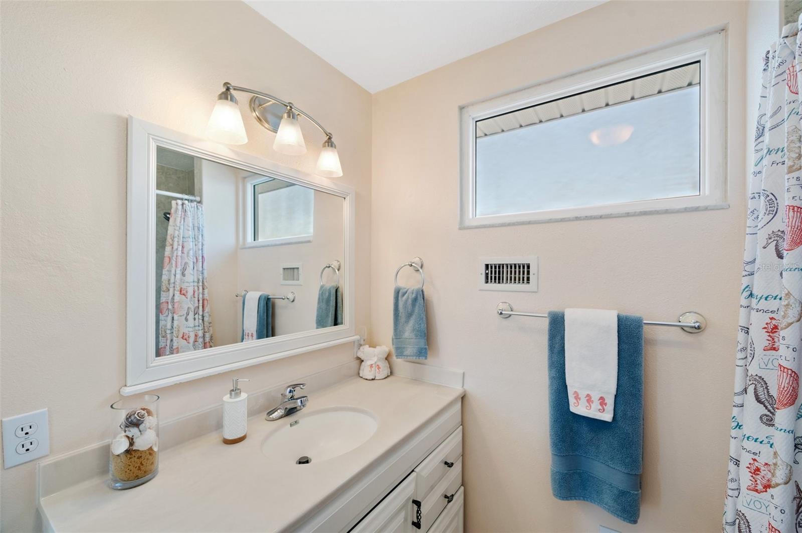 Listing photo id 13 for 2417 Sunset Vista Drive
