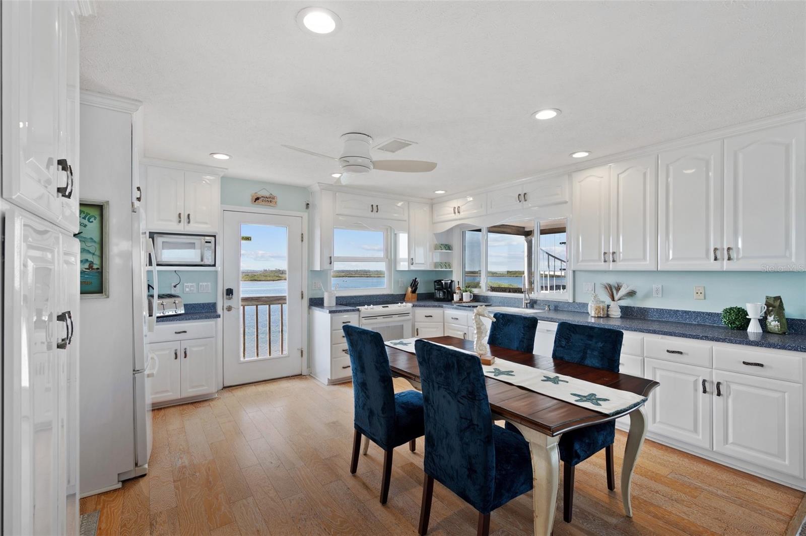 Listing photo id 6 for 2417 Sunset Vista Drive