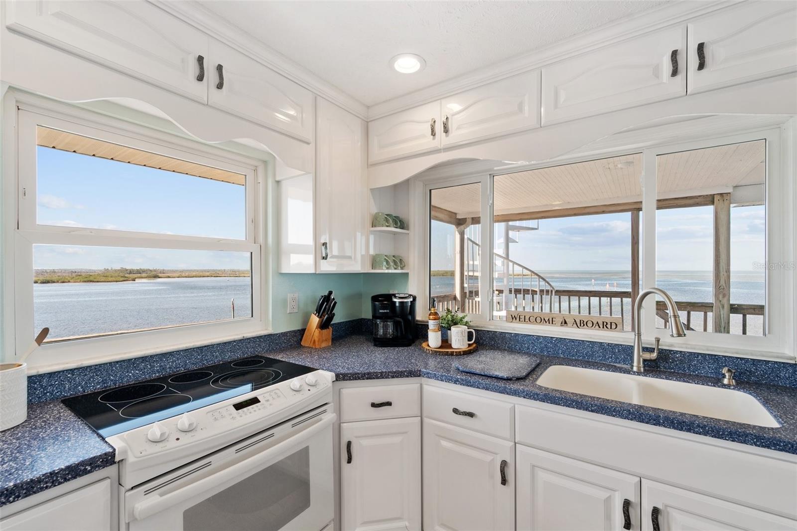Listing photo id 7 for 2417 Sunset Vista Drive