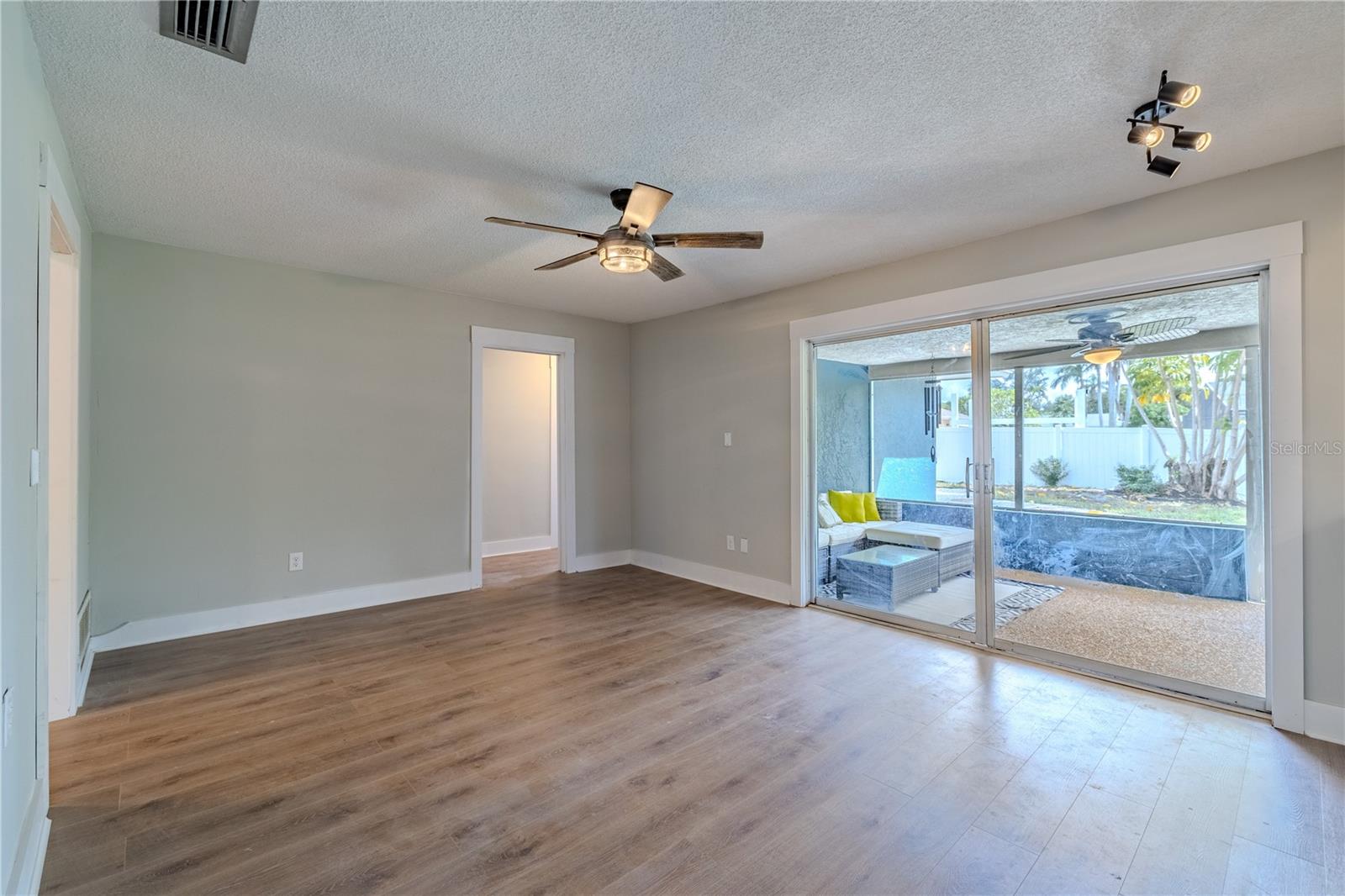 Listing photo id 13 for 1211 64th Street Nw