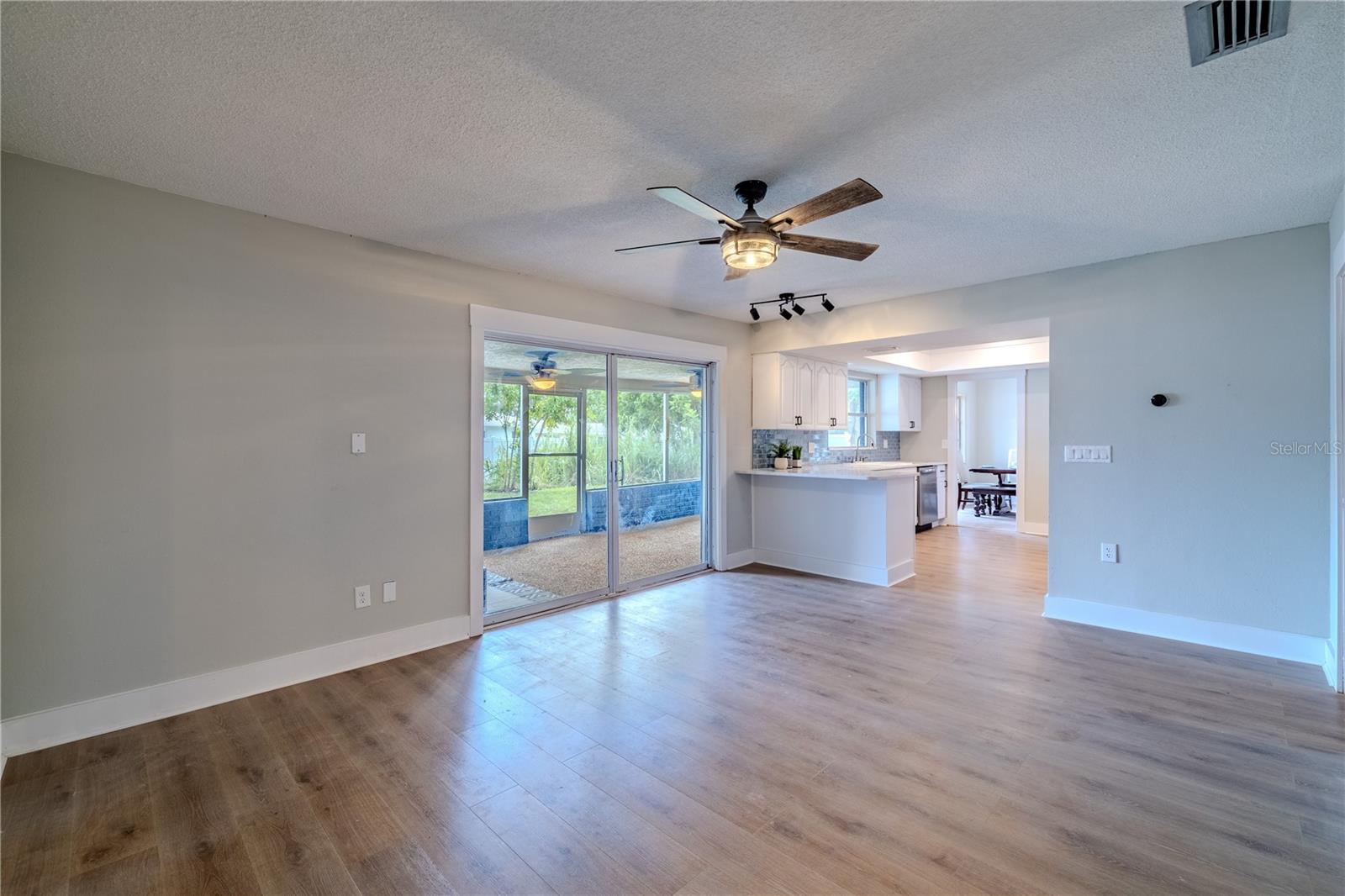 Listing photo id 14 for 1211 64th Street Nw