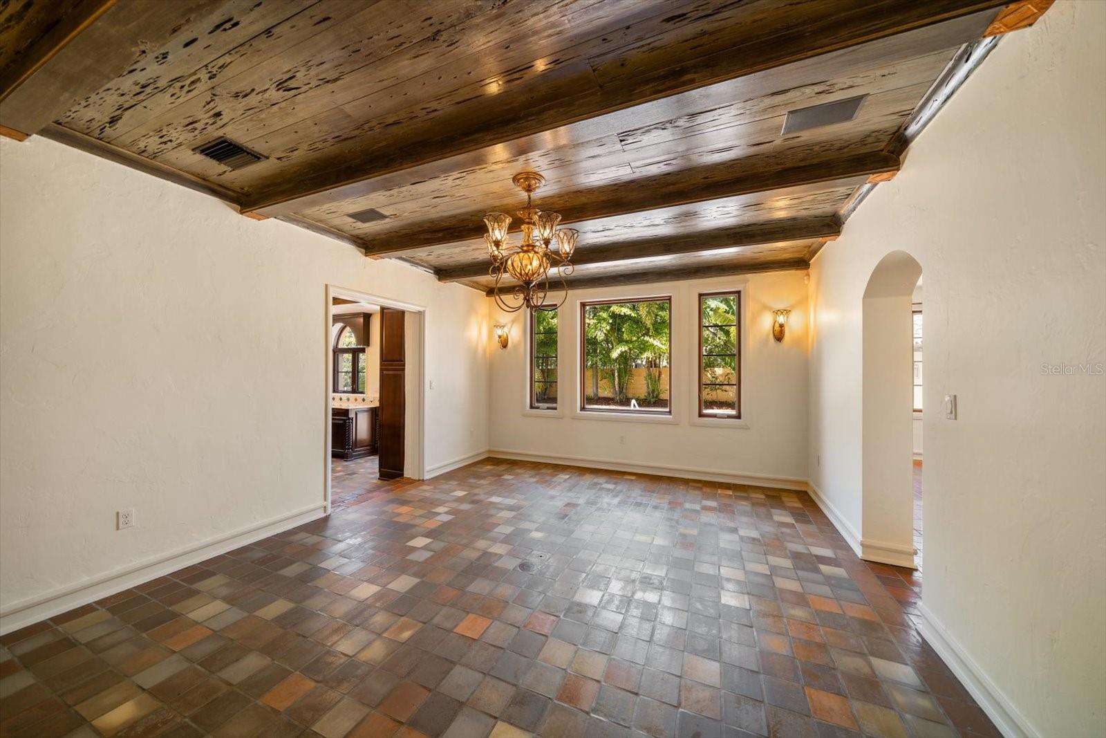Image 17 of 100 For 843 17th Avenue N