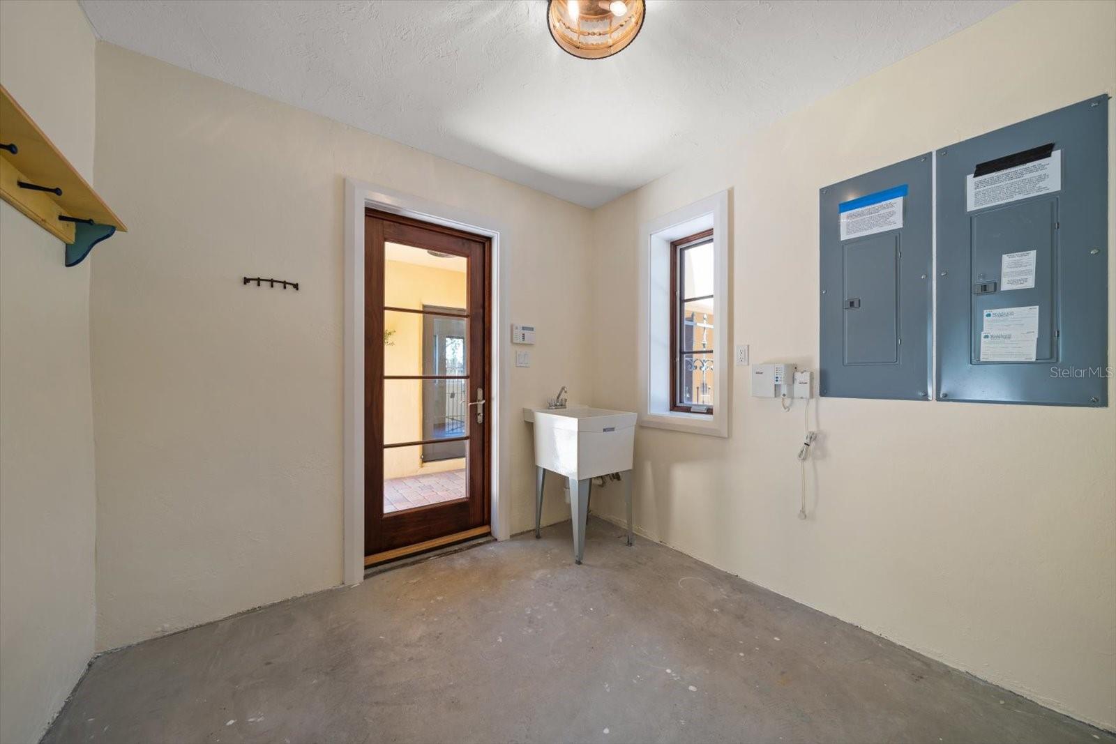 Image 41 of 100 For 843 17th Avenue N
