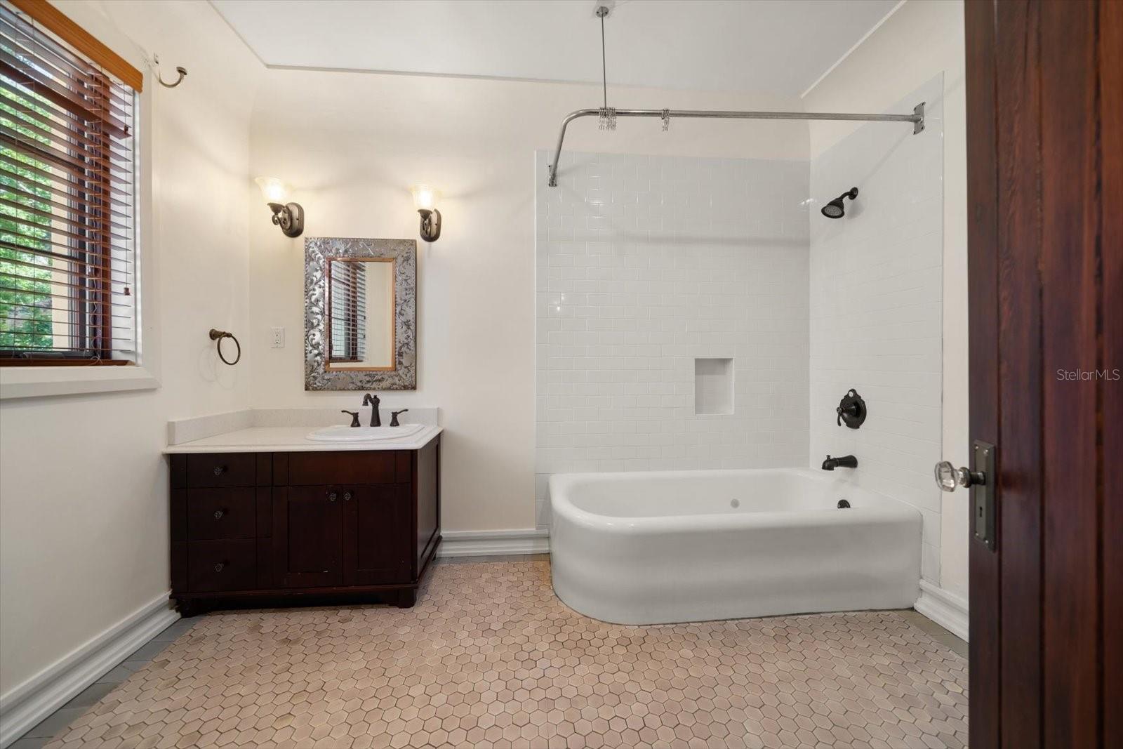 Image 64 of 100 For 843 17th Avenue N