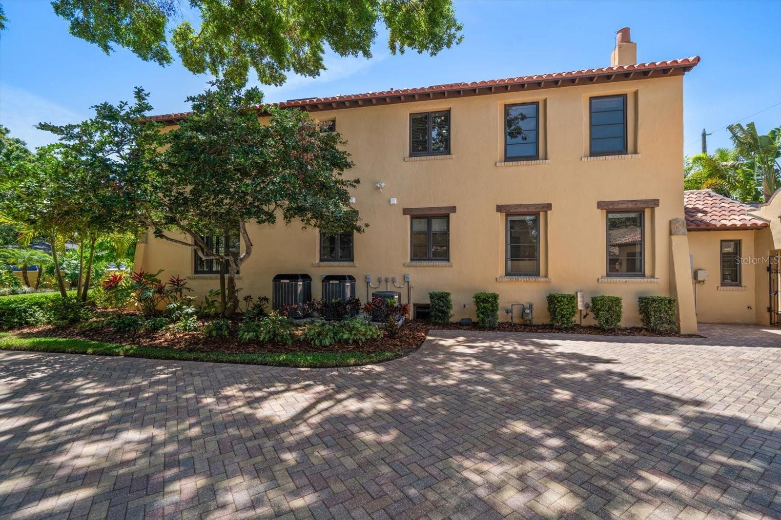 Image 72 of 100 For 843 17th Avenue N