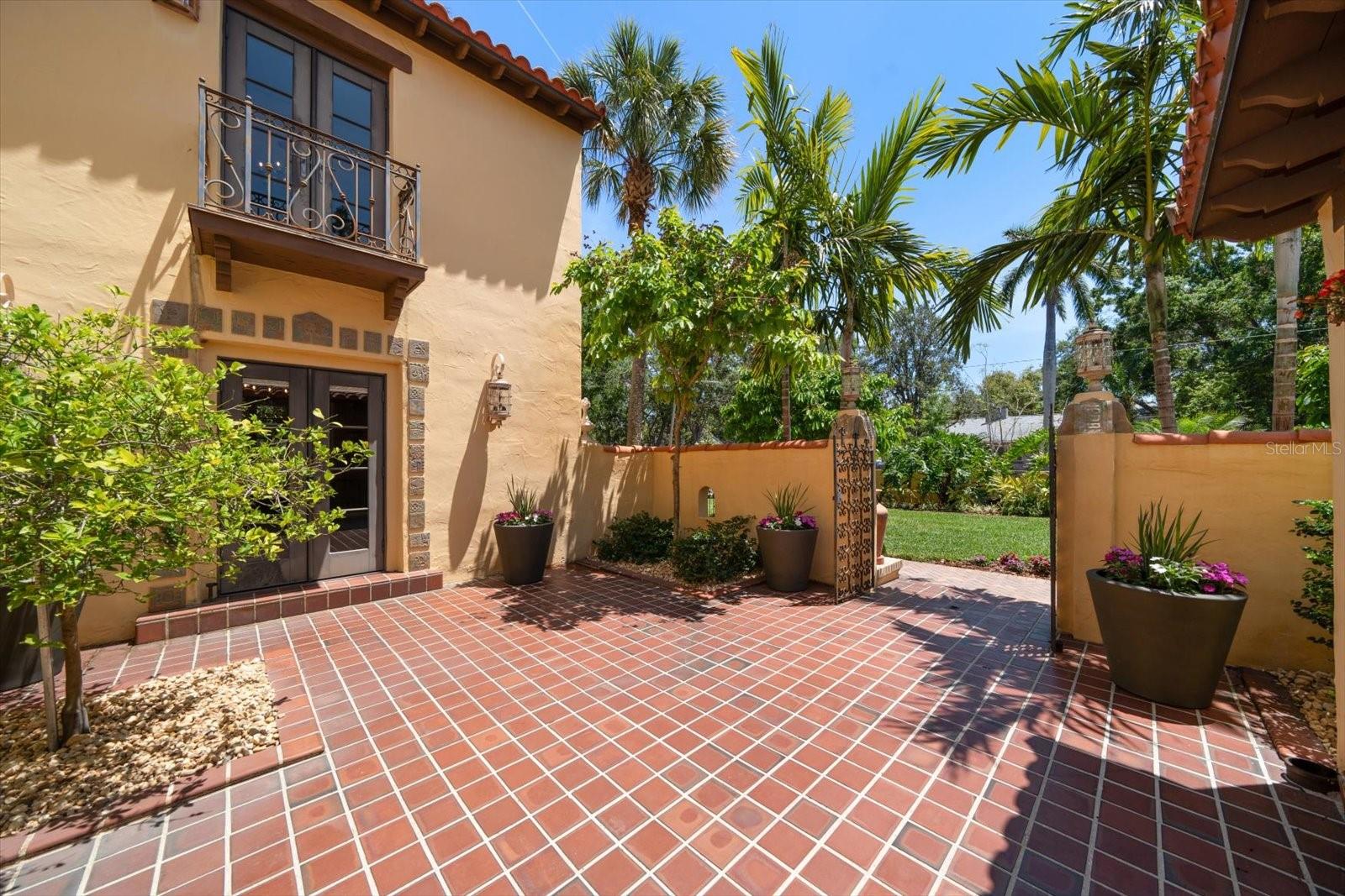 Image 9 of 100 For 843 17th Avenue N