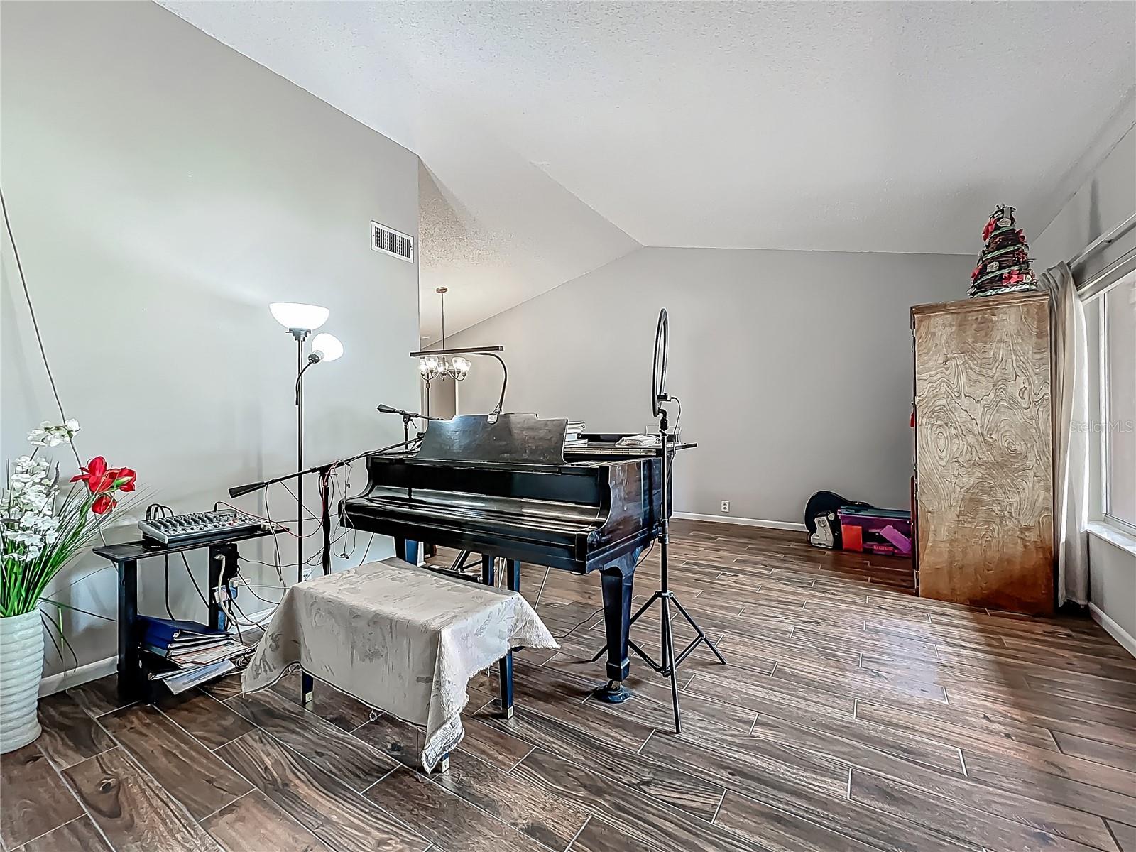 Image 9 of 46 For 3932 Watson Drive
