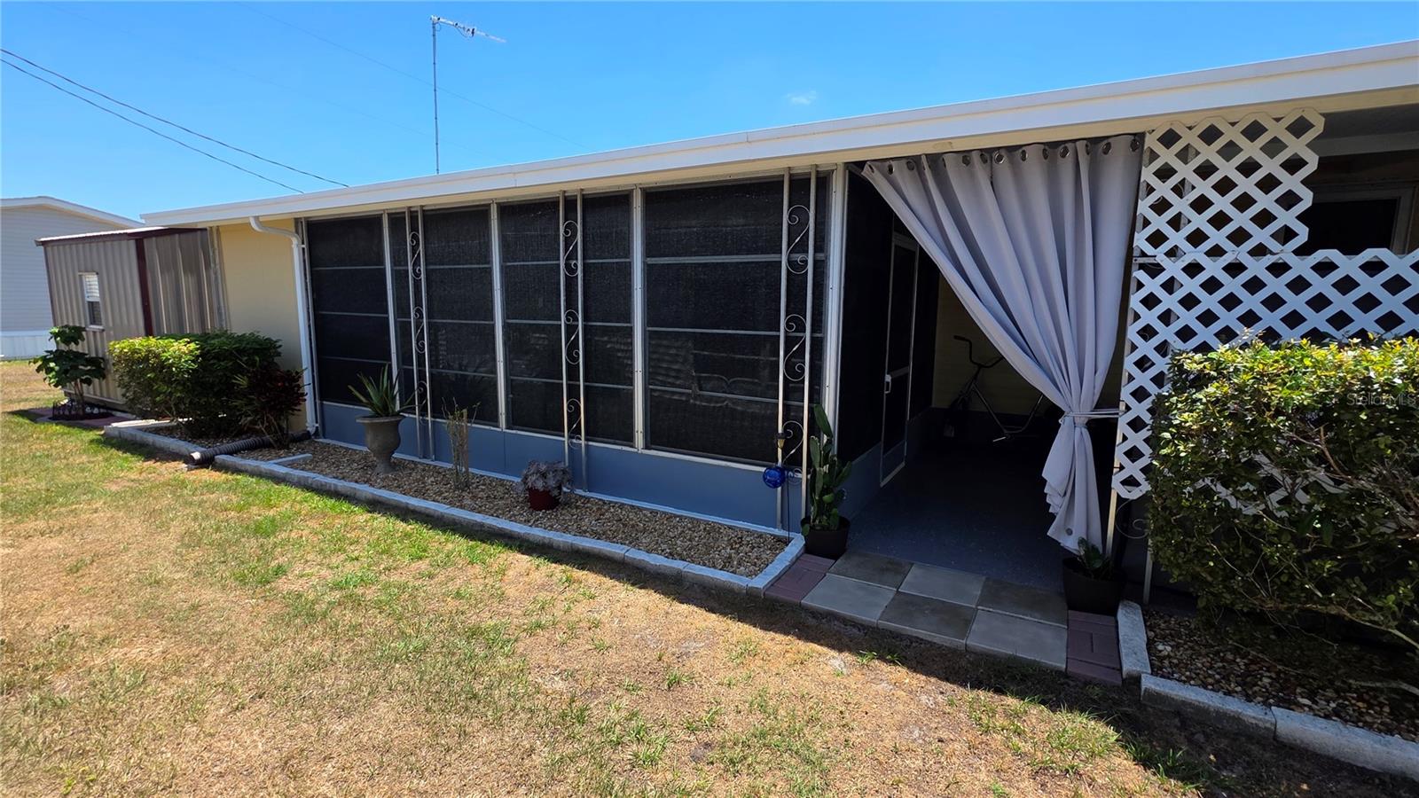 Image 4 of 76 For 5446 Joyce Street