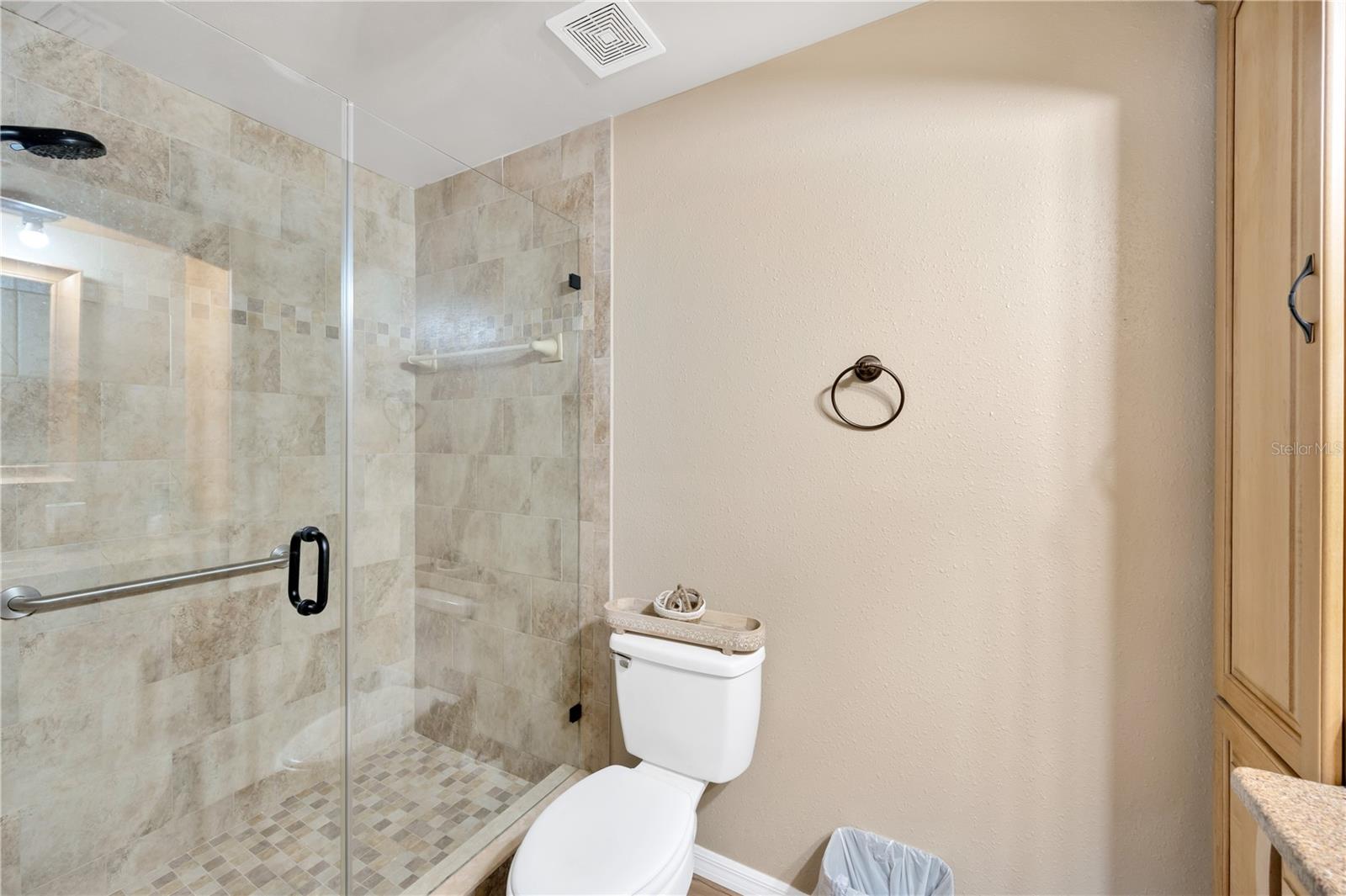 Image 16 of 41 For 607 Carolyn Drive