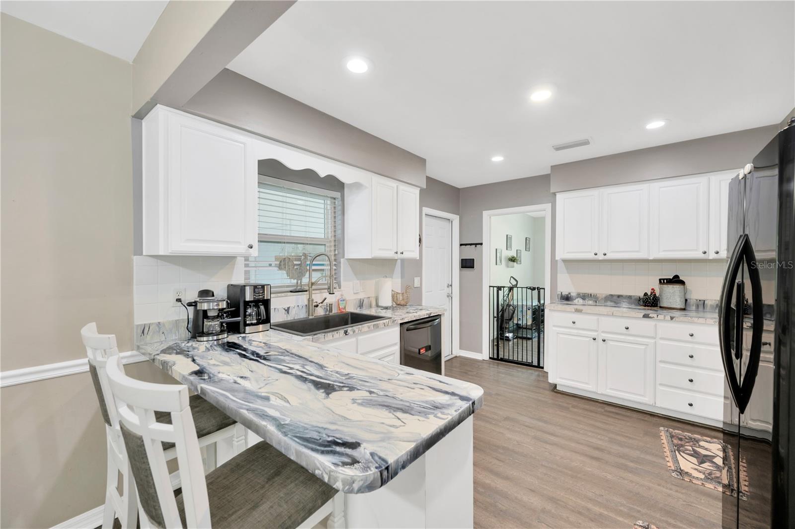 Image 22 of 41 For 607 Carolyn Drive