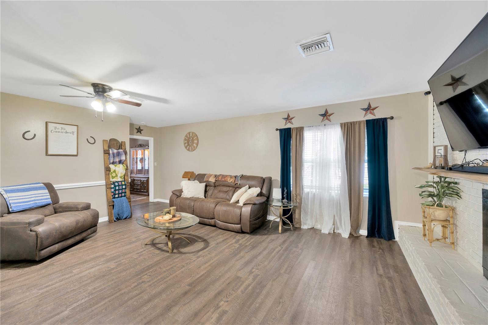 Image 33 of 41 For 607 Carolyn Drive