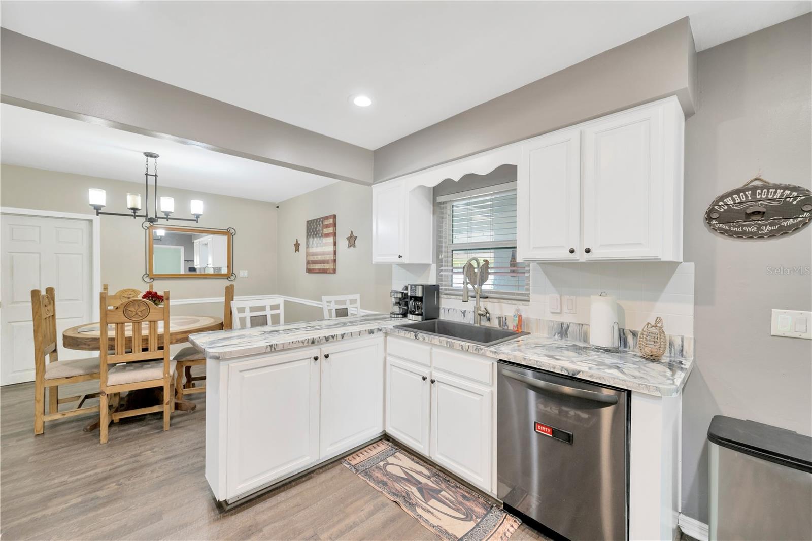 Image 4 of 41 For 607 Carolyn Drive