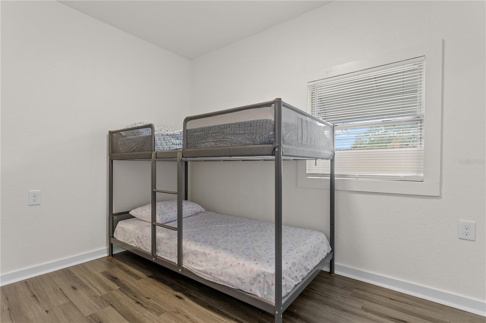 Image 15 of 25 For 904 Lakeview Road Unit A