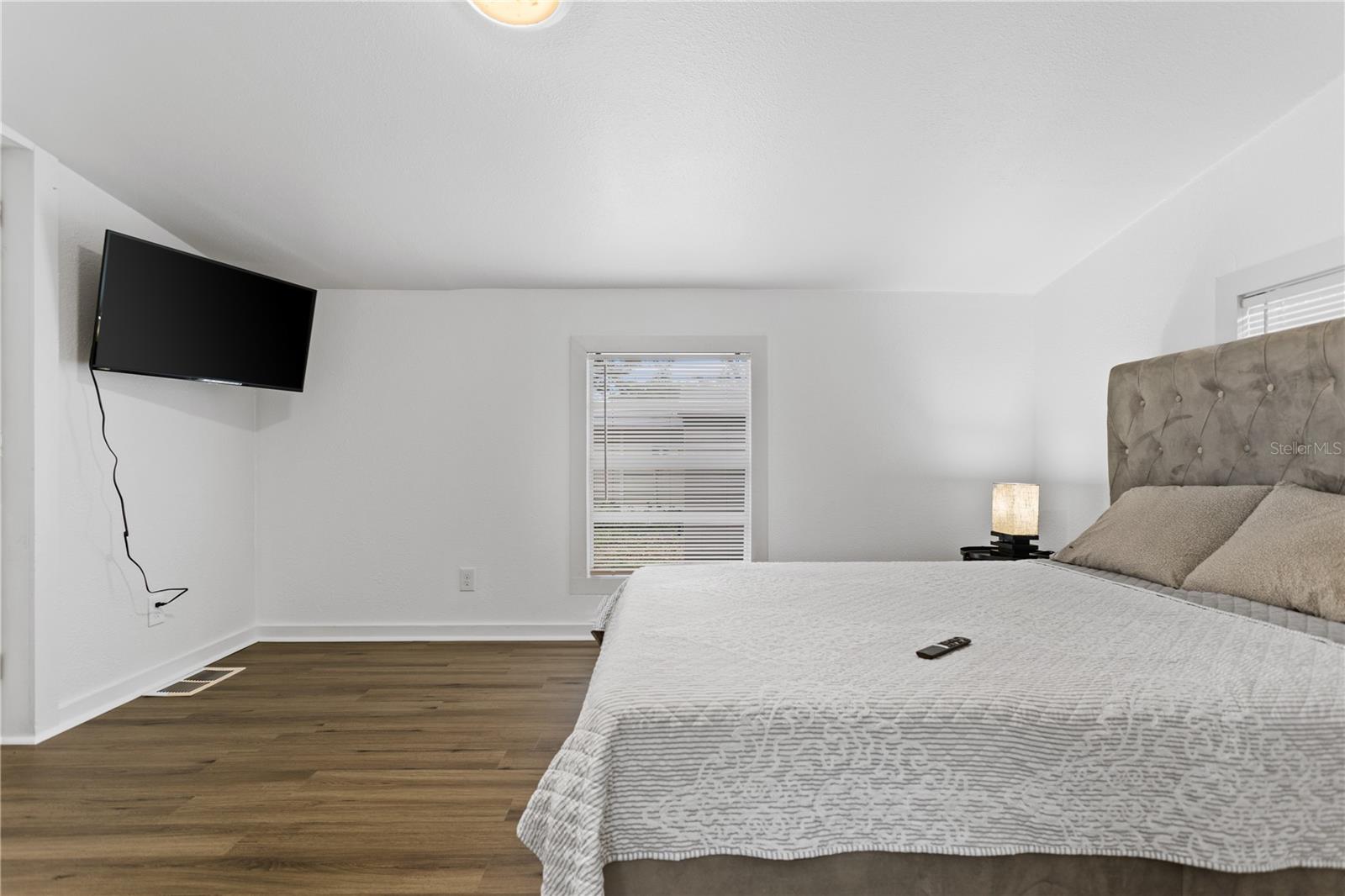 Image 22 of 25 For 904 Lakeview Road Unit A