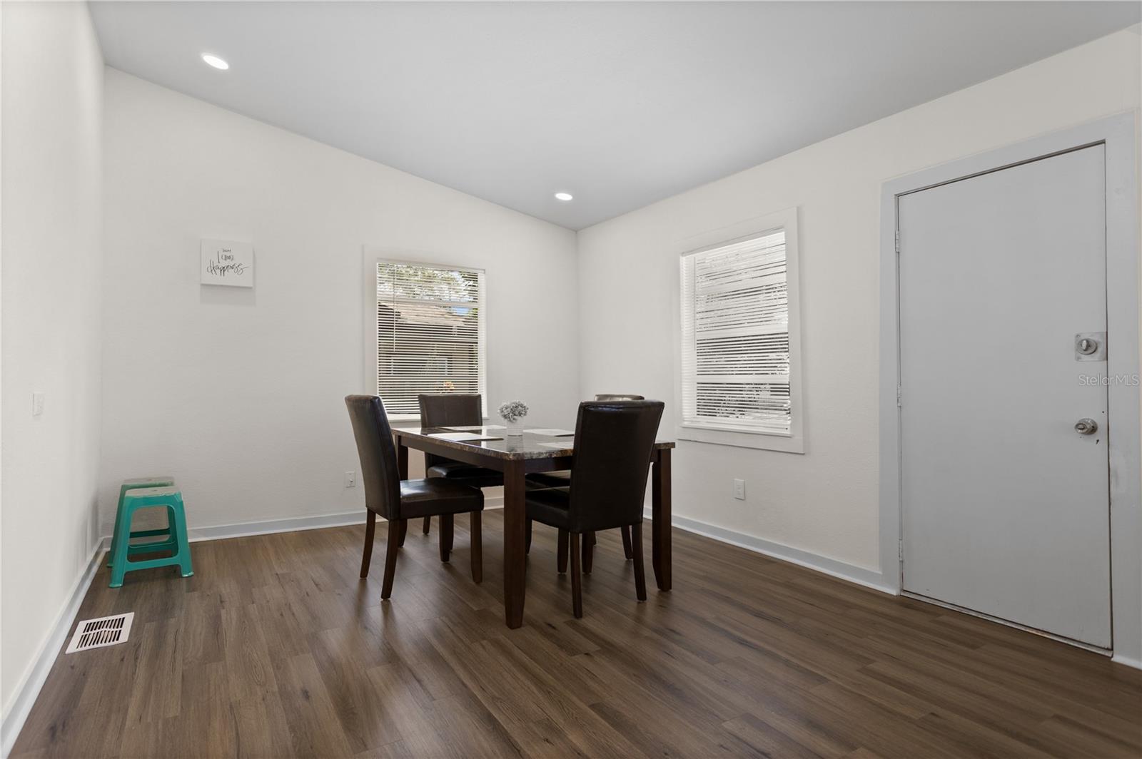 Image 7 of 25 For 904 Lakeview Road Unit A