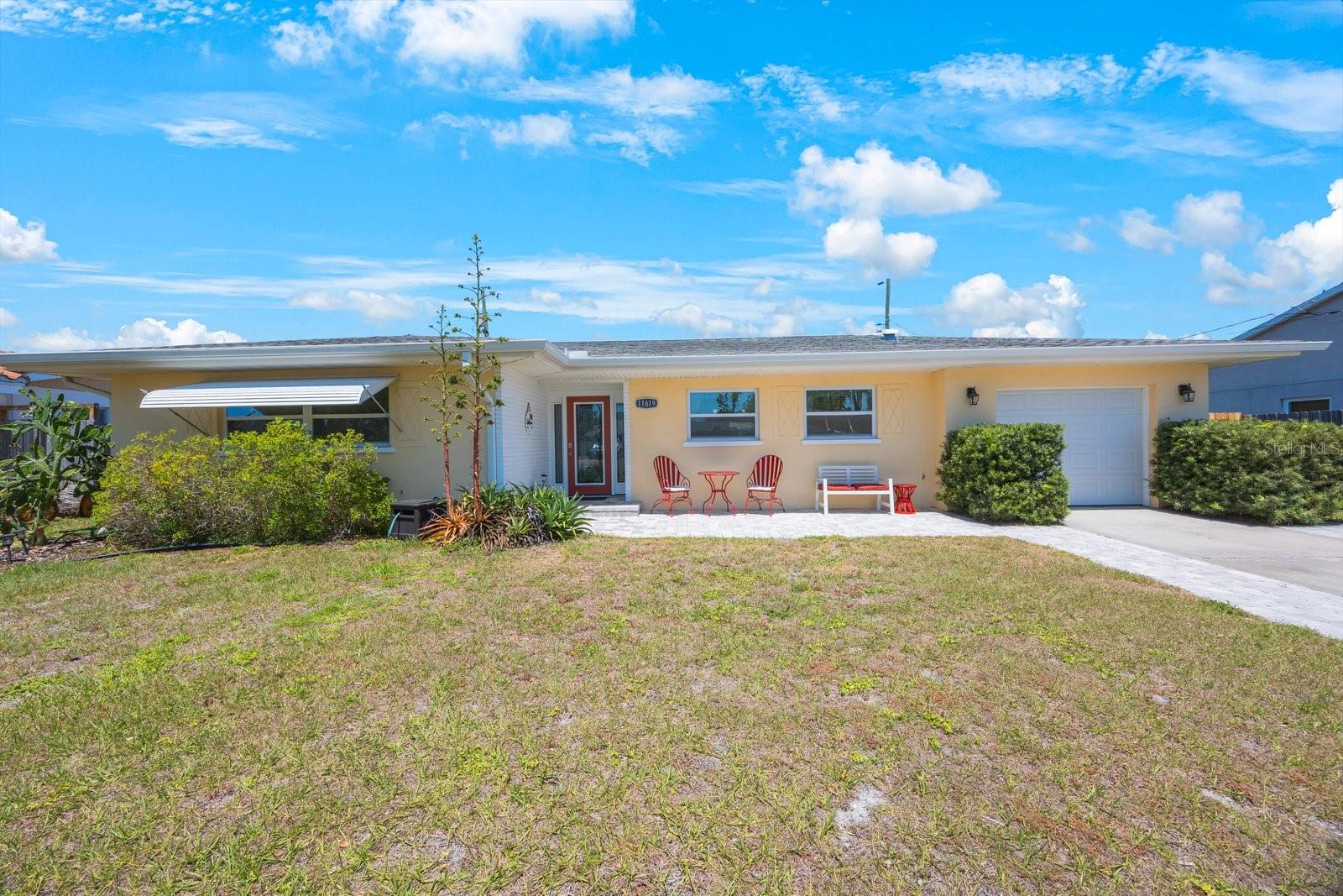 Listing photo id 0 for 11619 80th Avenue