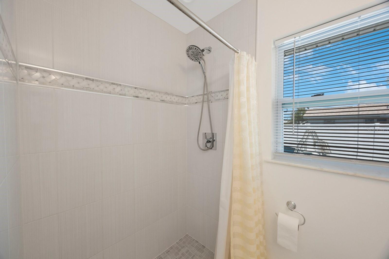 Listing photo id 18 for 11619 80th Avenue