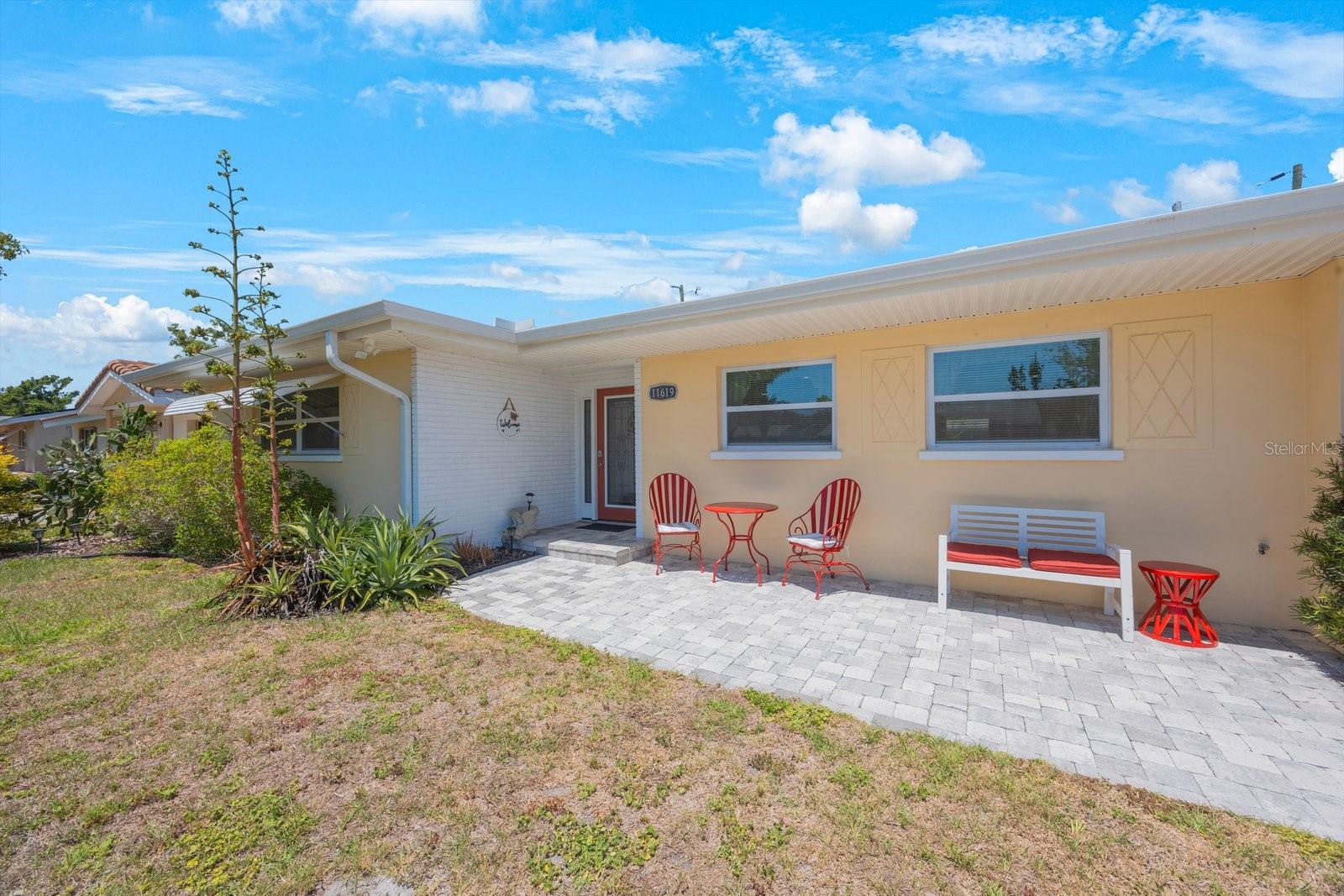 Listing photo id 1 for 11619 80th Avenue