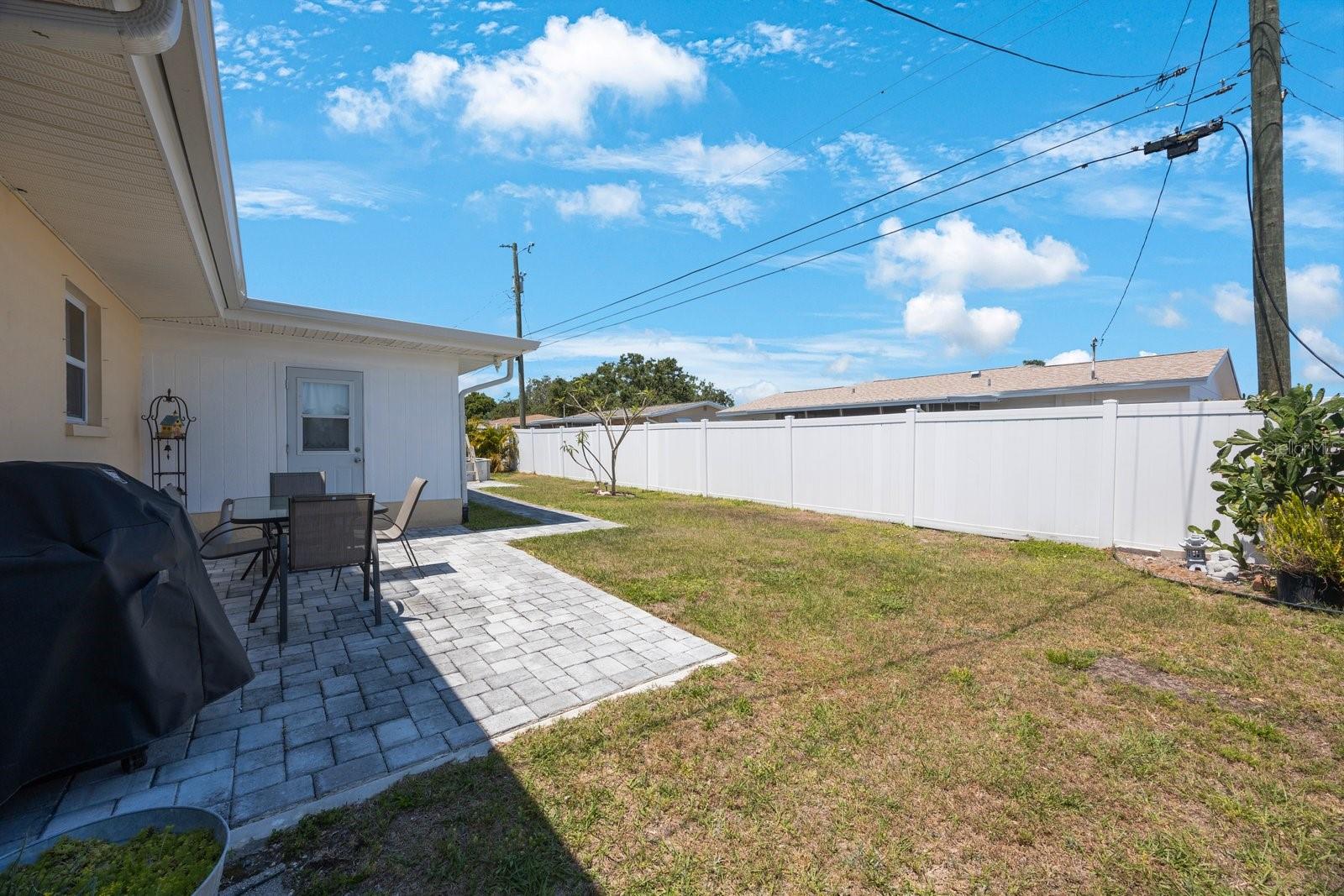 Listing photo id 30 for 11619 80th Avenue