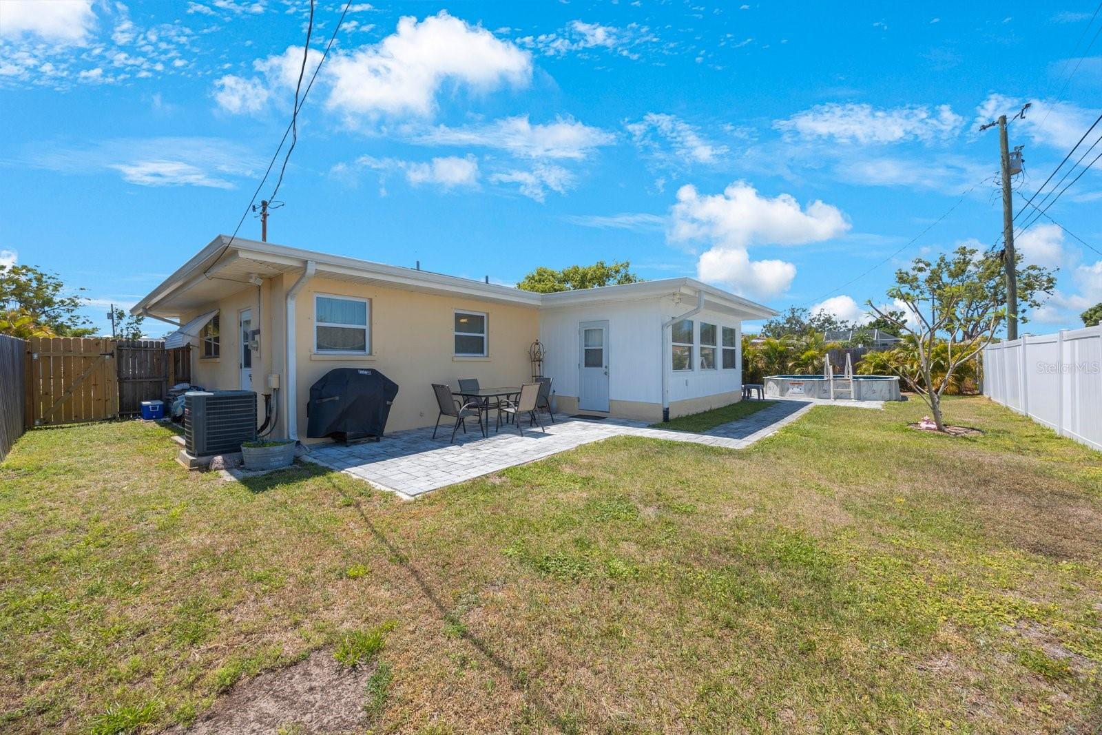 Listing photo id 31 for 11619 80th Avenue
