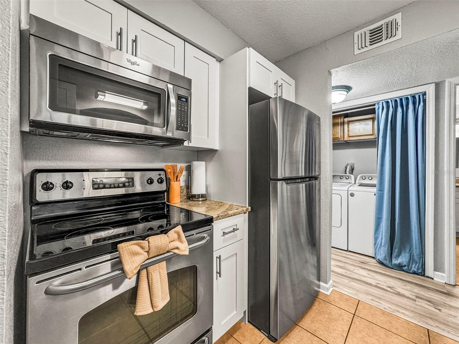 Listing photo id 4 for 10100 Sailwinds Boulevard N 105
