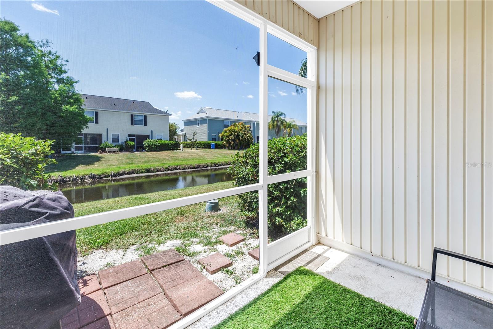 Listing photo id 0 for 12323 Country White Circle