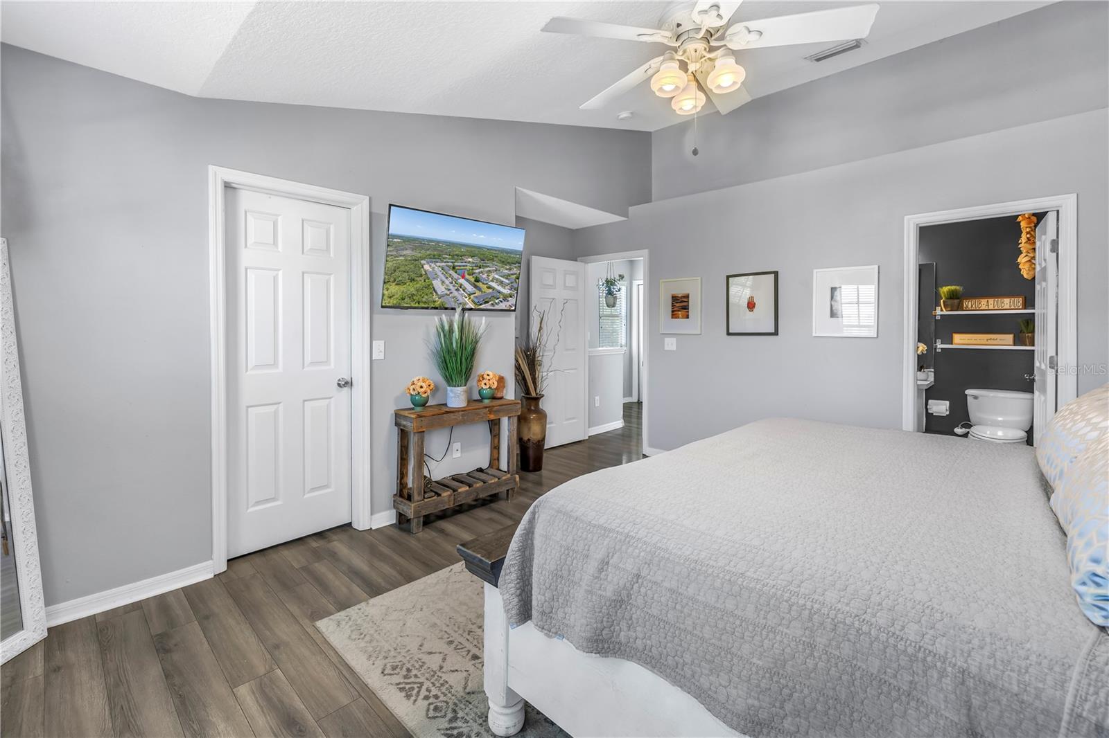 Listing photo id 19 for 12323 Country White Circle
