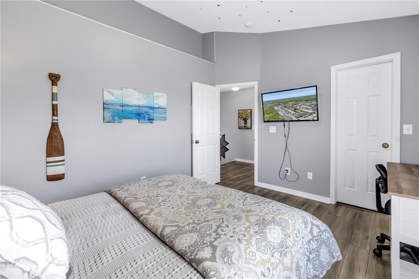 Listing photo id 23 for 12323 Country White Circle