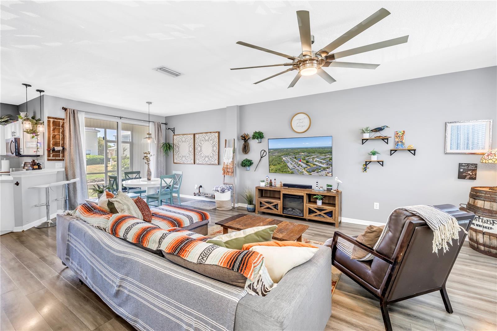 Listing photo id 2 for 12323 Country White Circle