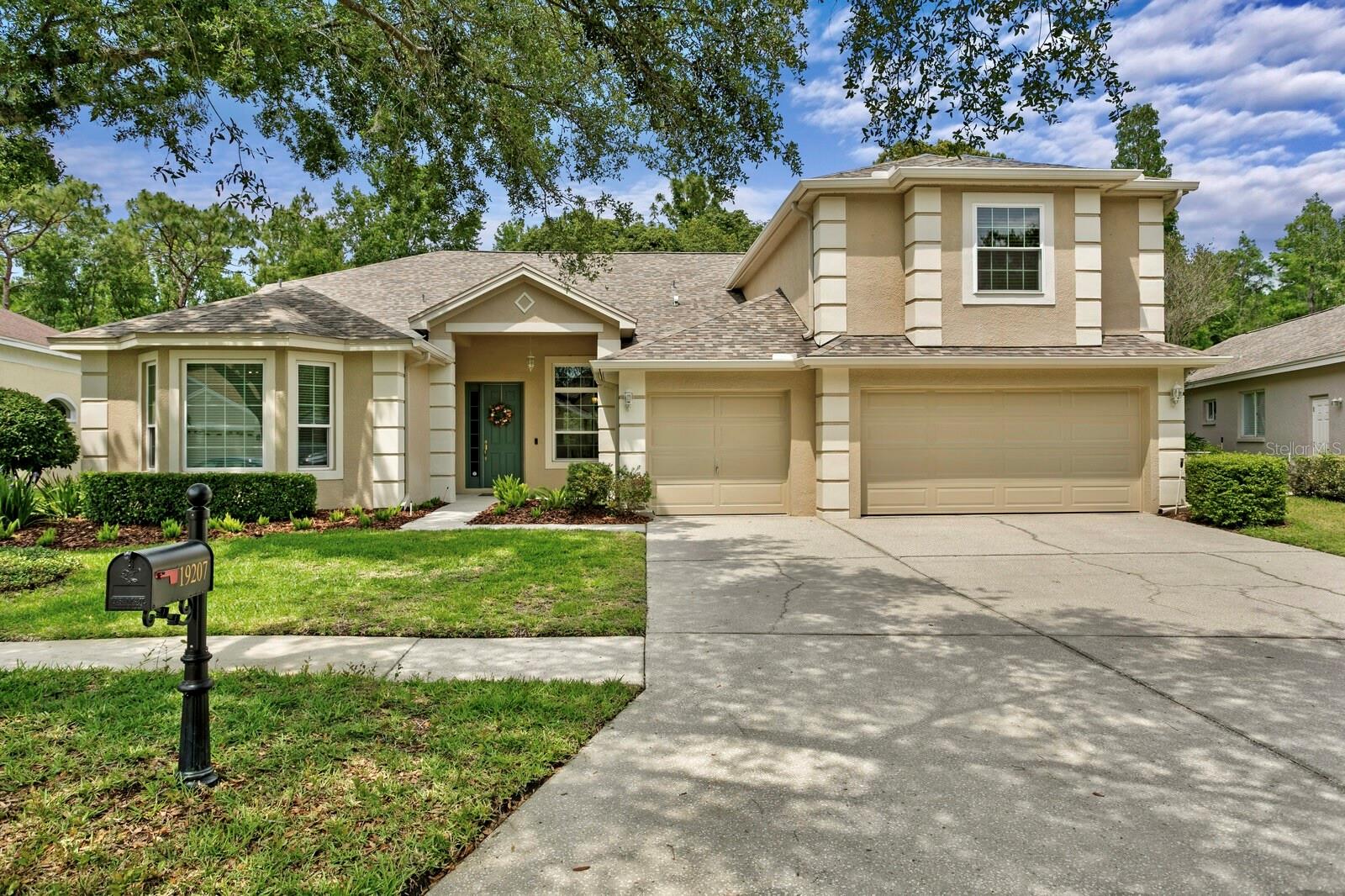 Listing photo id 0 for 19207 Autumn Woods Avenue