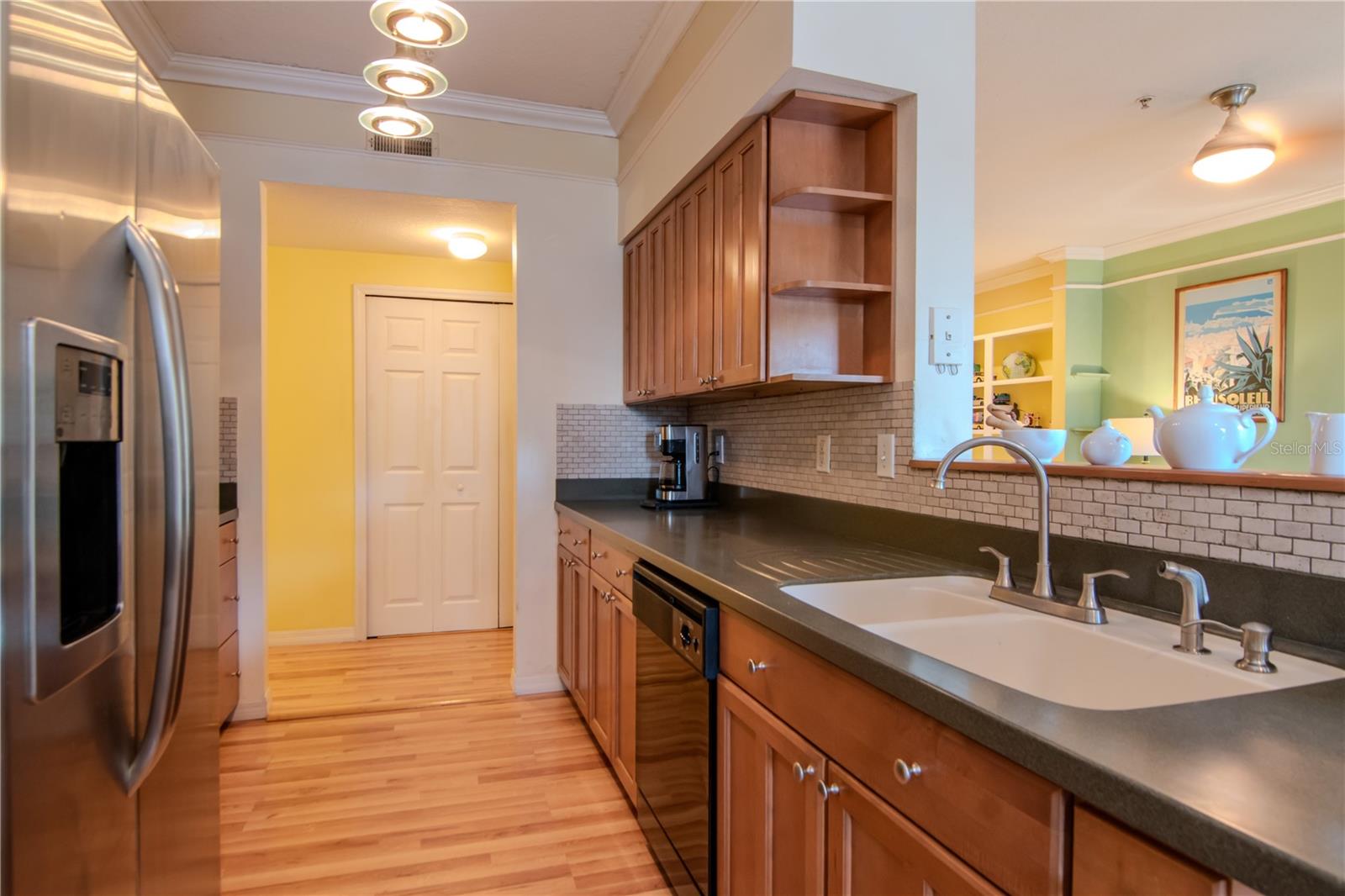 Listing photo id 8 for 1910 Palm Avenue 10209