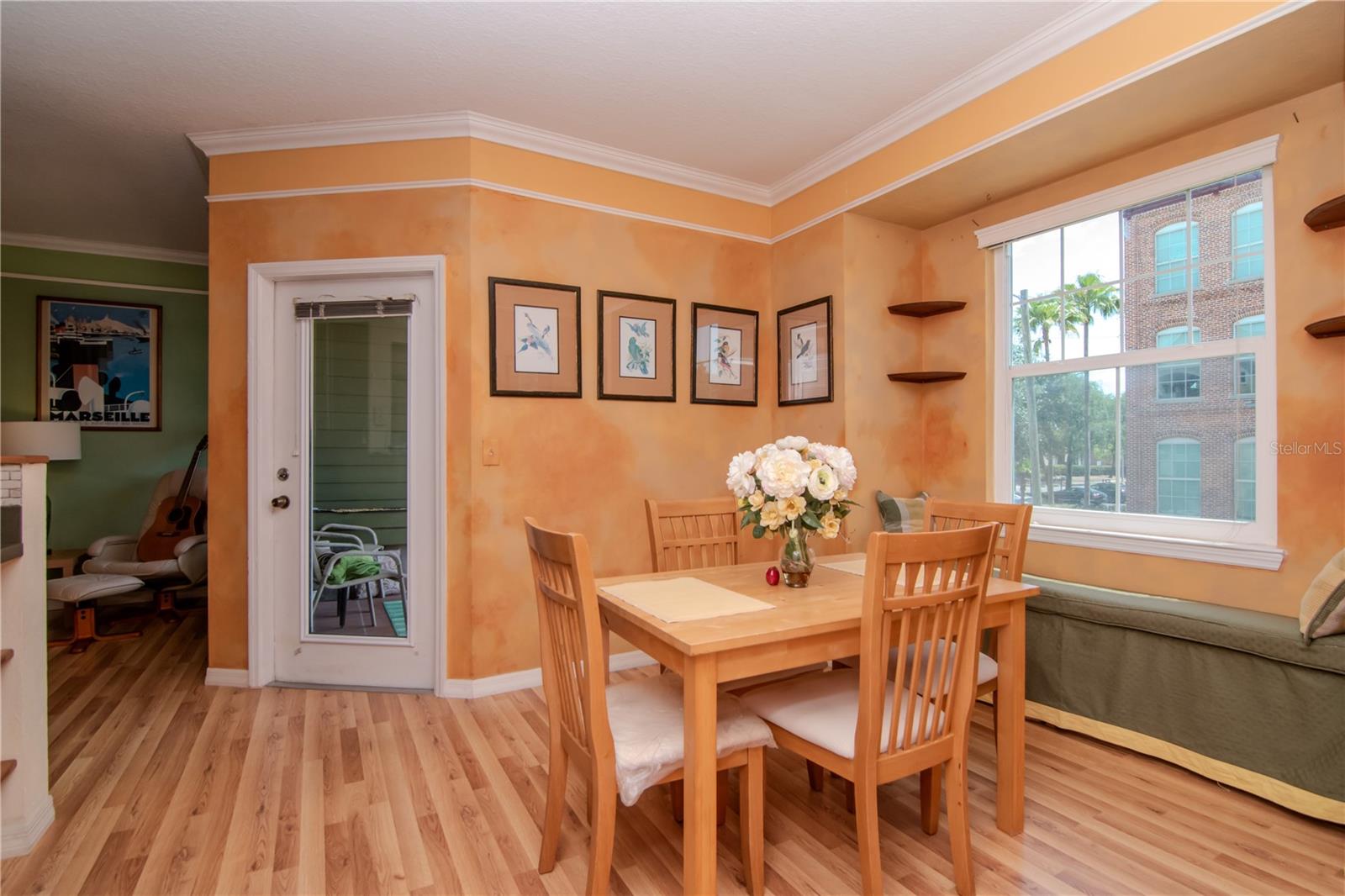 Listing photo id 10 for 1910 Palm Avenue 10209