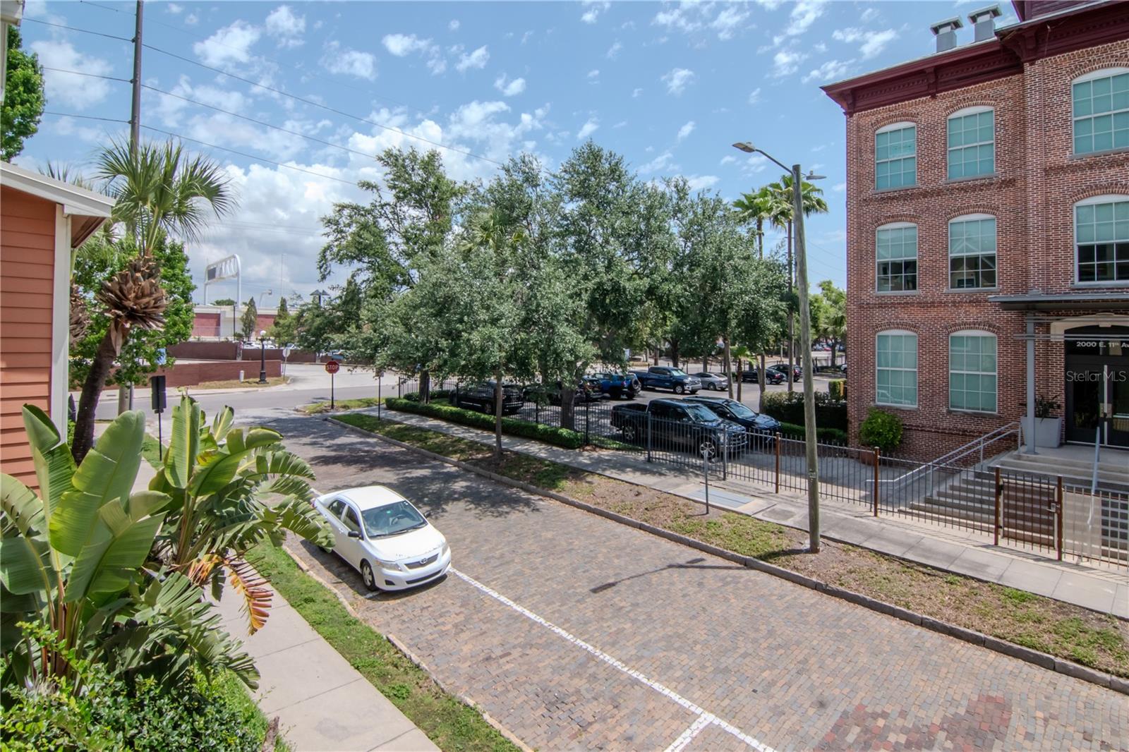Listing photo id 17 for 1910 Palm Avenue 10209