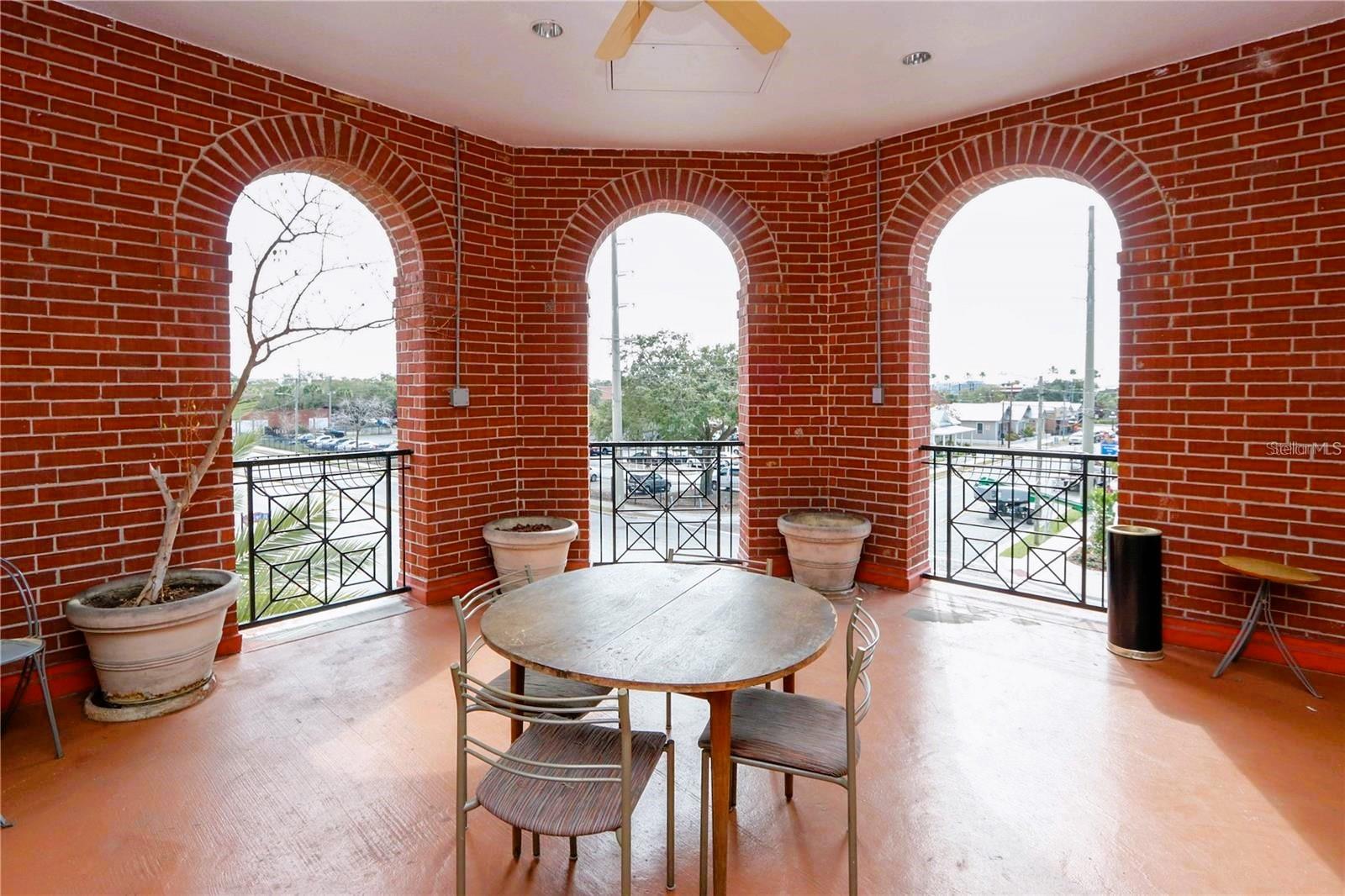 Listing photo id 41 for 1910 Palm Avenue 10209