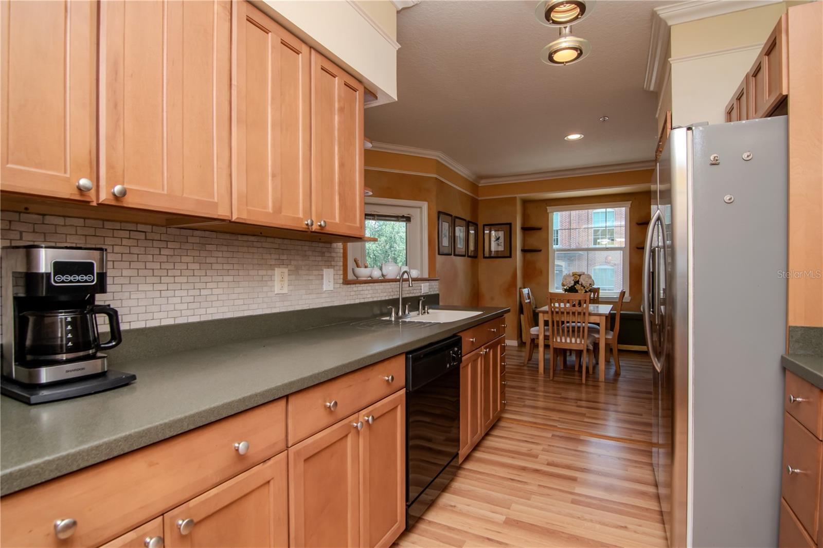 Listing photo id 7 for 1910 Palm Avenue 10209