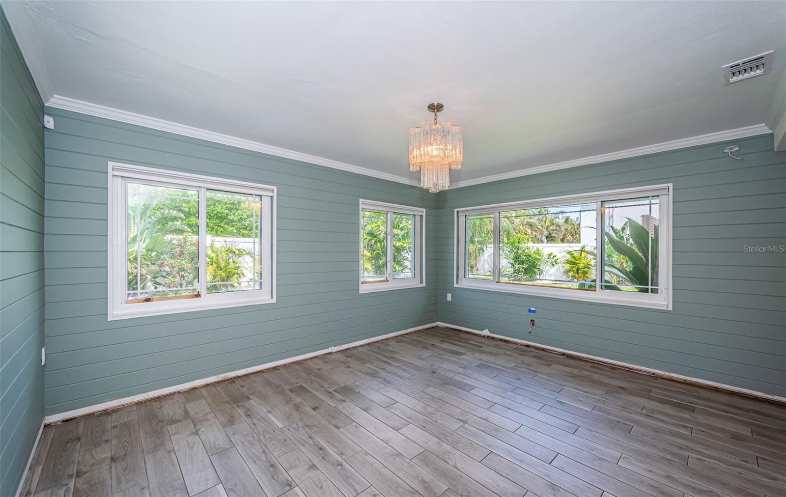 Image 15 of 34 For 333 Belleair Drive Ne