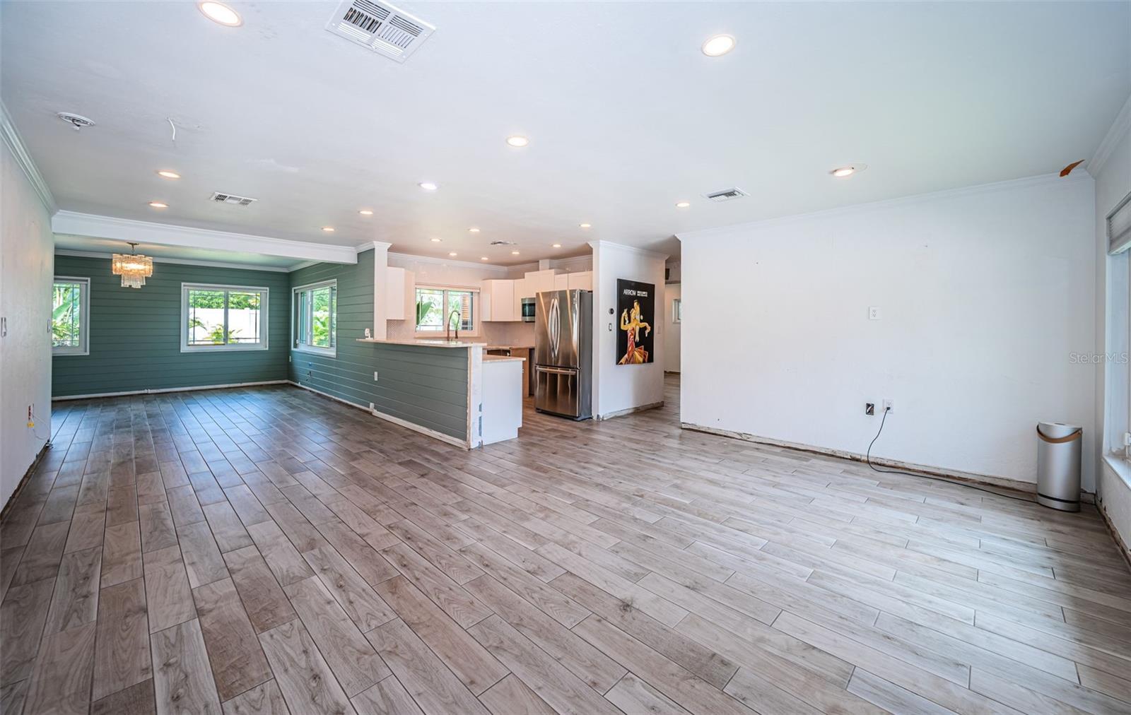 Image 7 of 34 For 333 Belleair Drive Ne