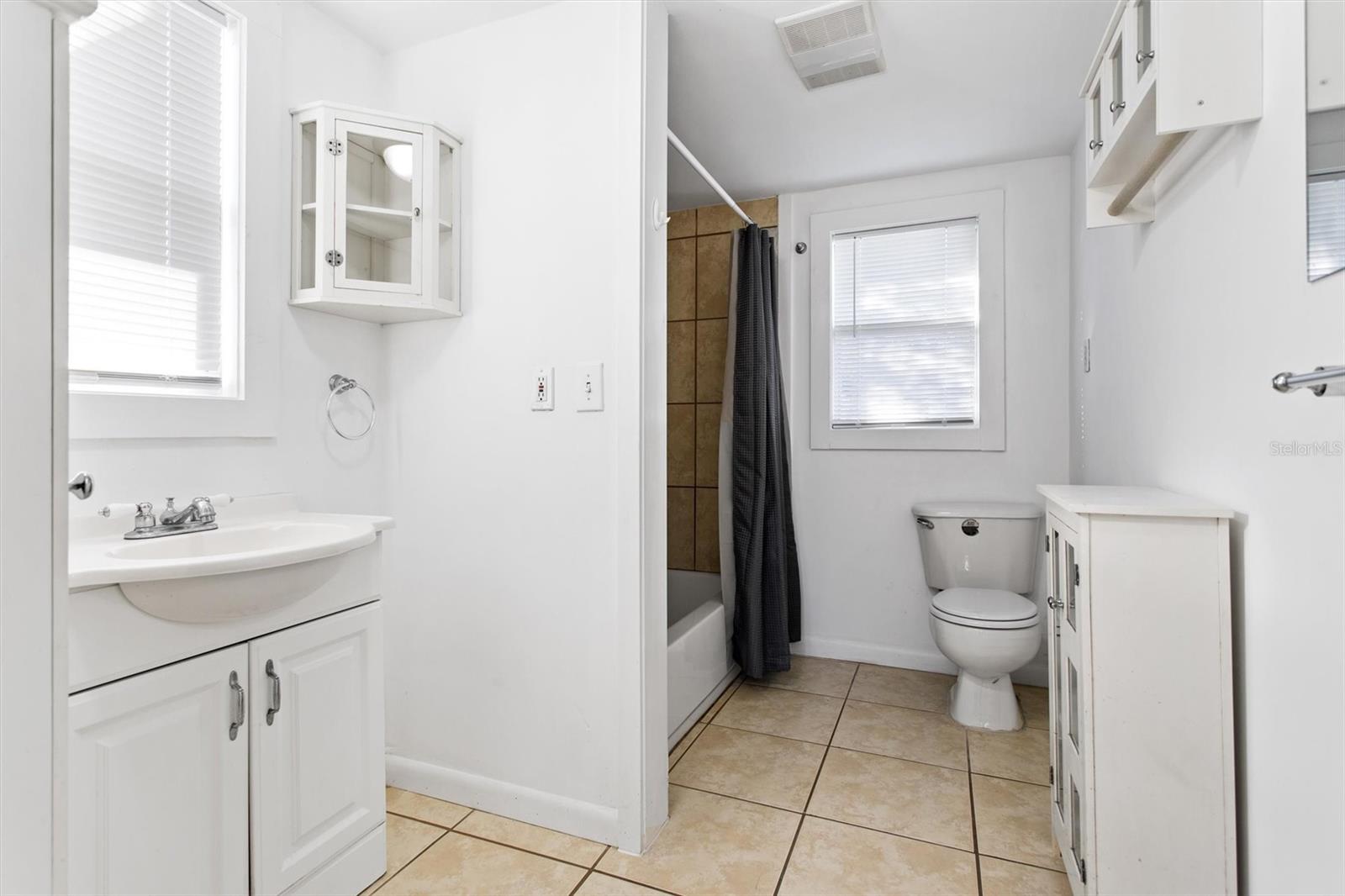 Image 11 of 19 For 904 Lakeview Road Unit B