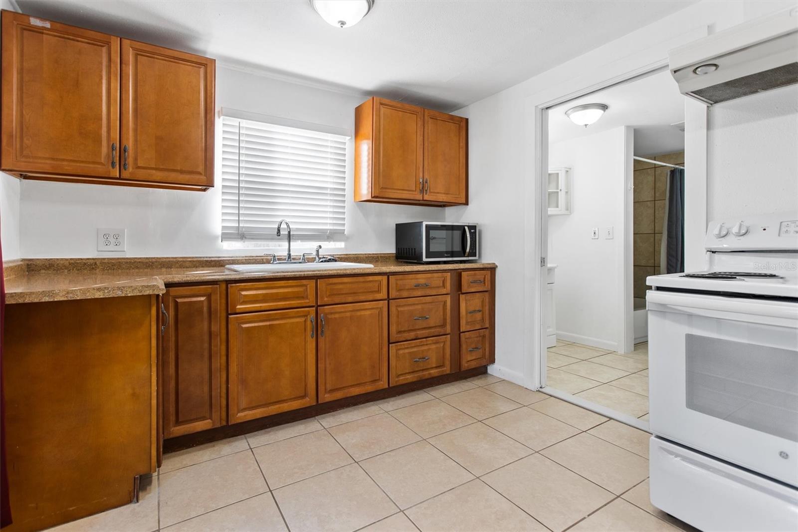 Image 5 of 19 For 904 Lakeview Road Unit B