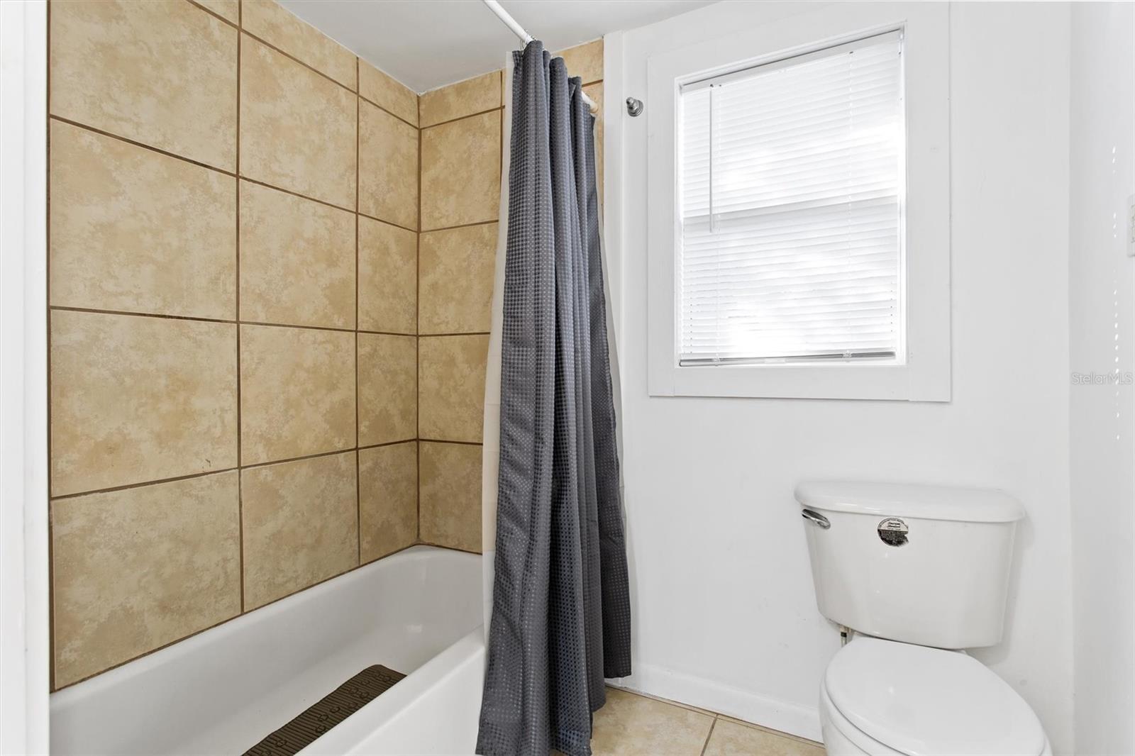 Image 7 of 19 For 904 Lakeview Road Unit B