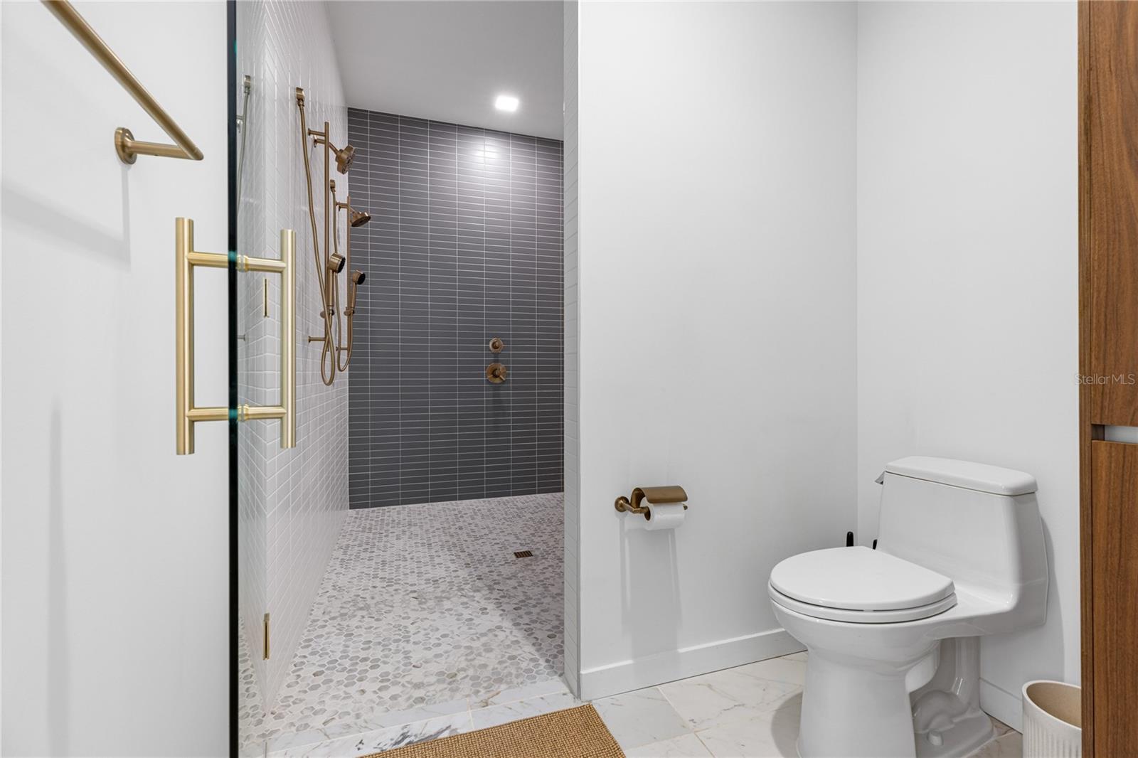 Image 15 of 44 For 777 3rd Avenue N 1702