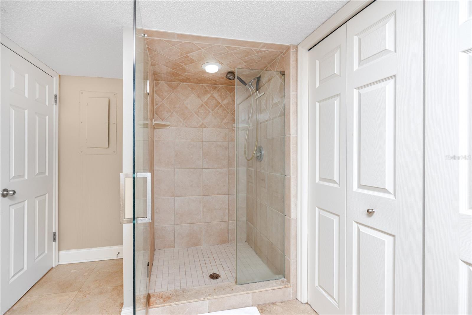 Image 11 of 43 For 736 Island Way 201