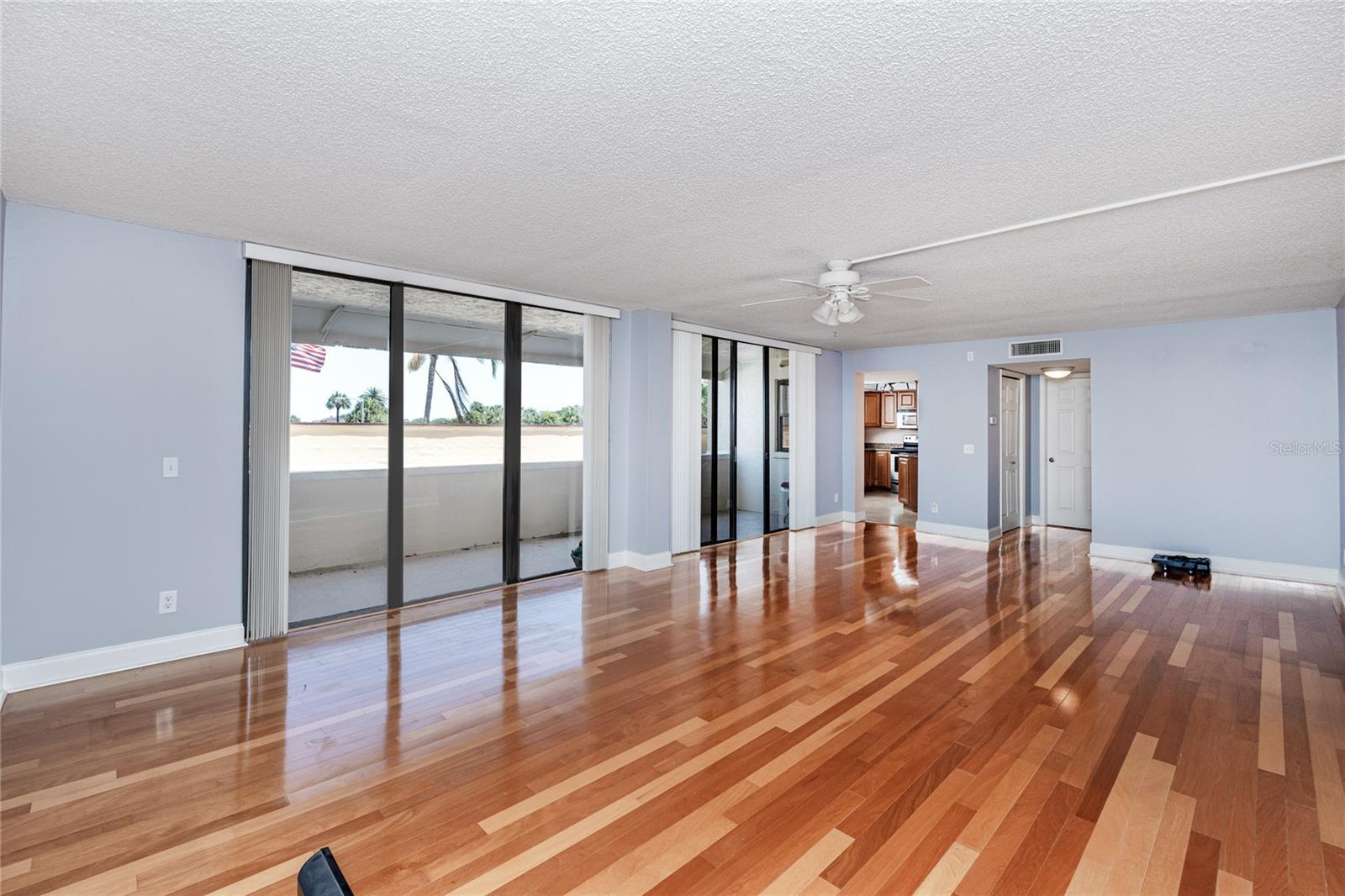 Image 14 of 43 For 736 Island Way 201