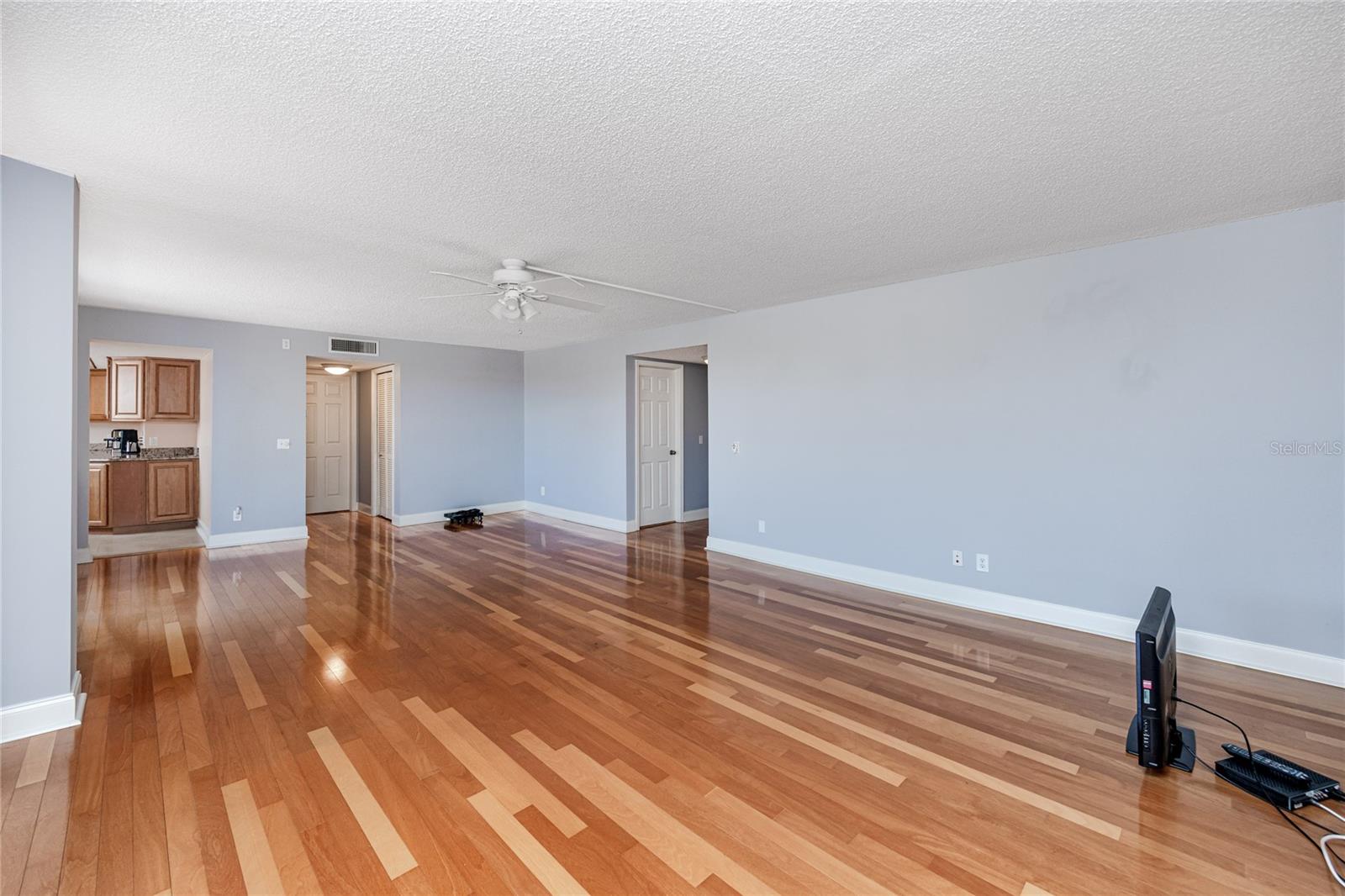 Image 16 of 43 For 736 Island Way 201