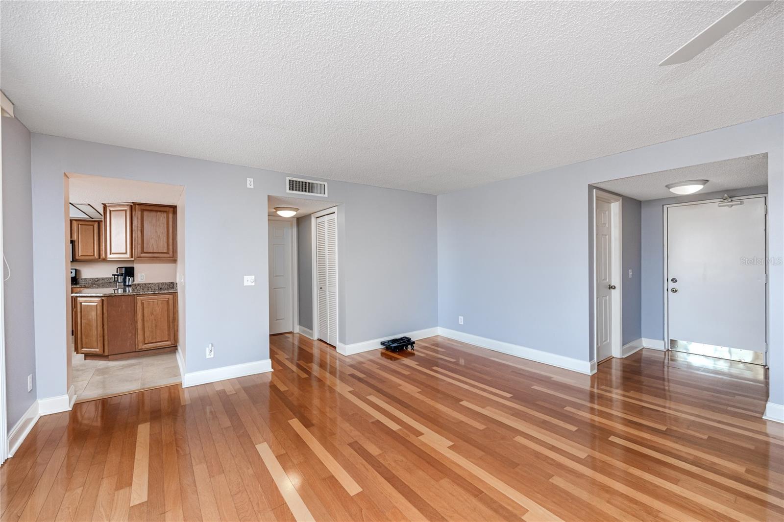 Image 21 of 43 For 736 Island Way 201
