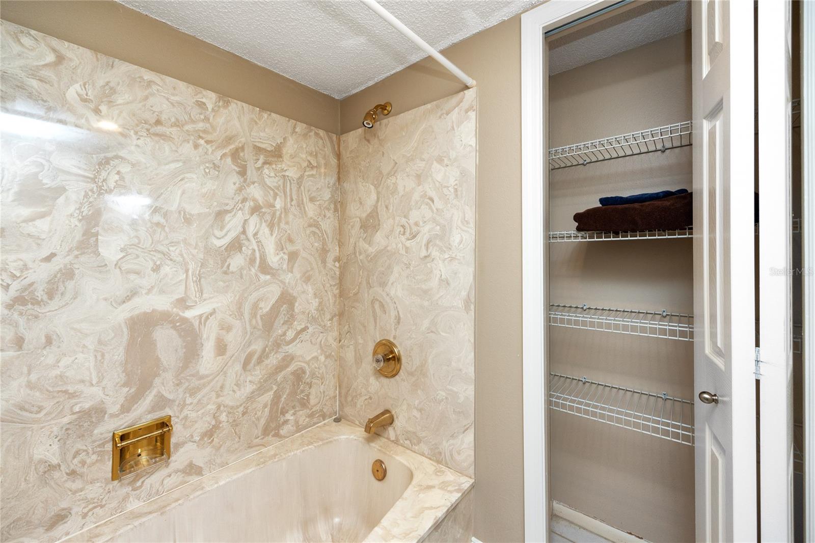 Image 25 of 43 For 736 Island Way 201
